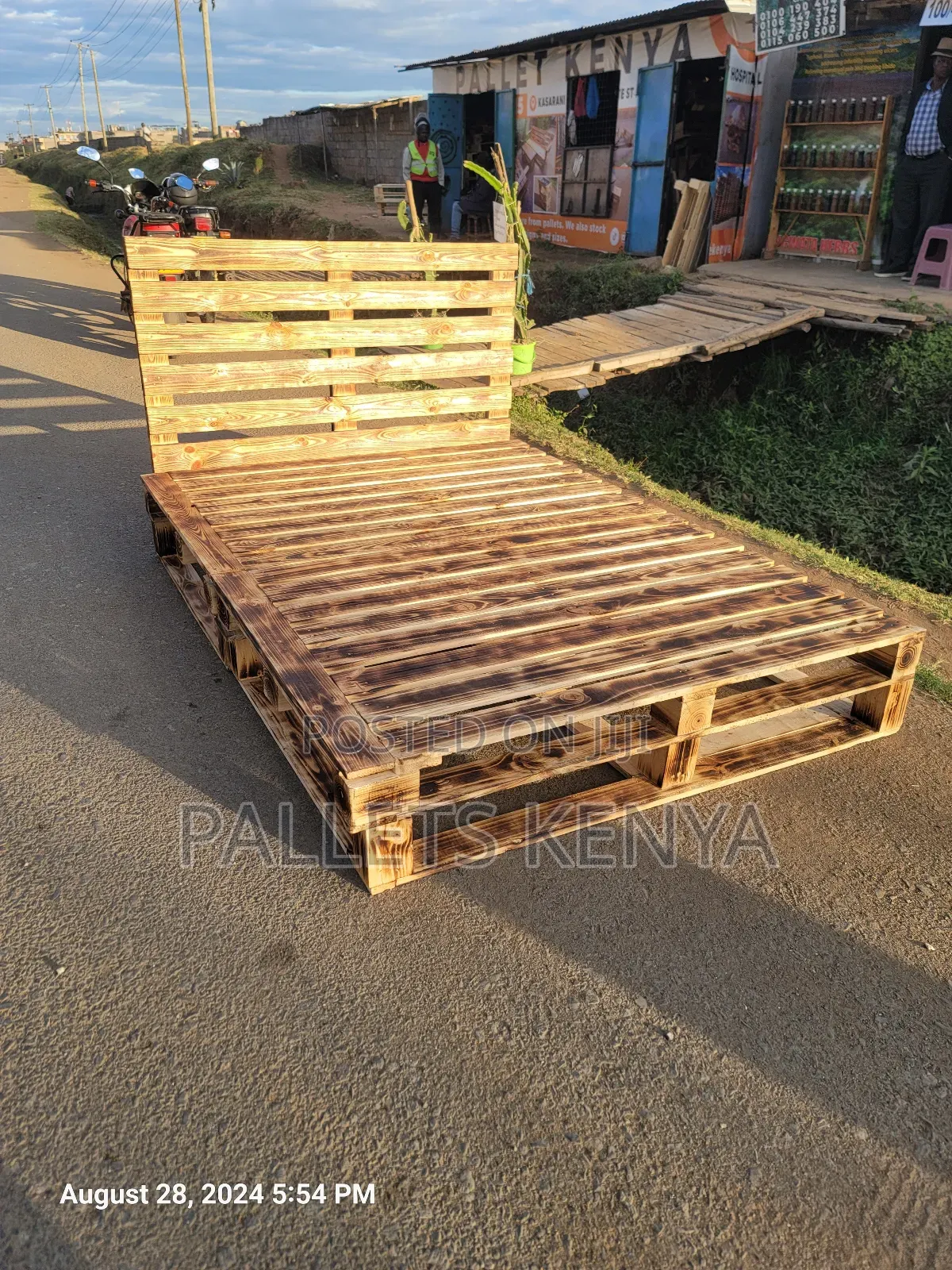 Pallet Bed 5x6 - Brilliant Brown Pallet Bed