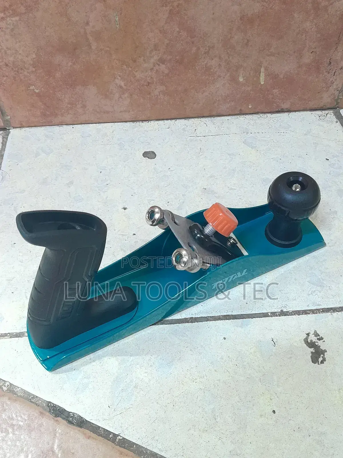 Hand Planer With Sharp Blade