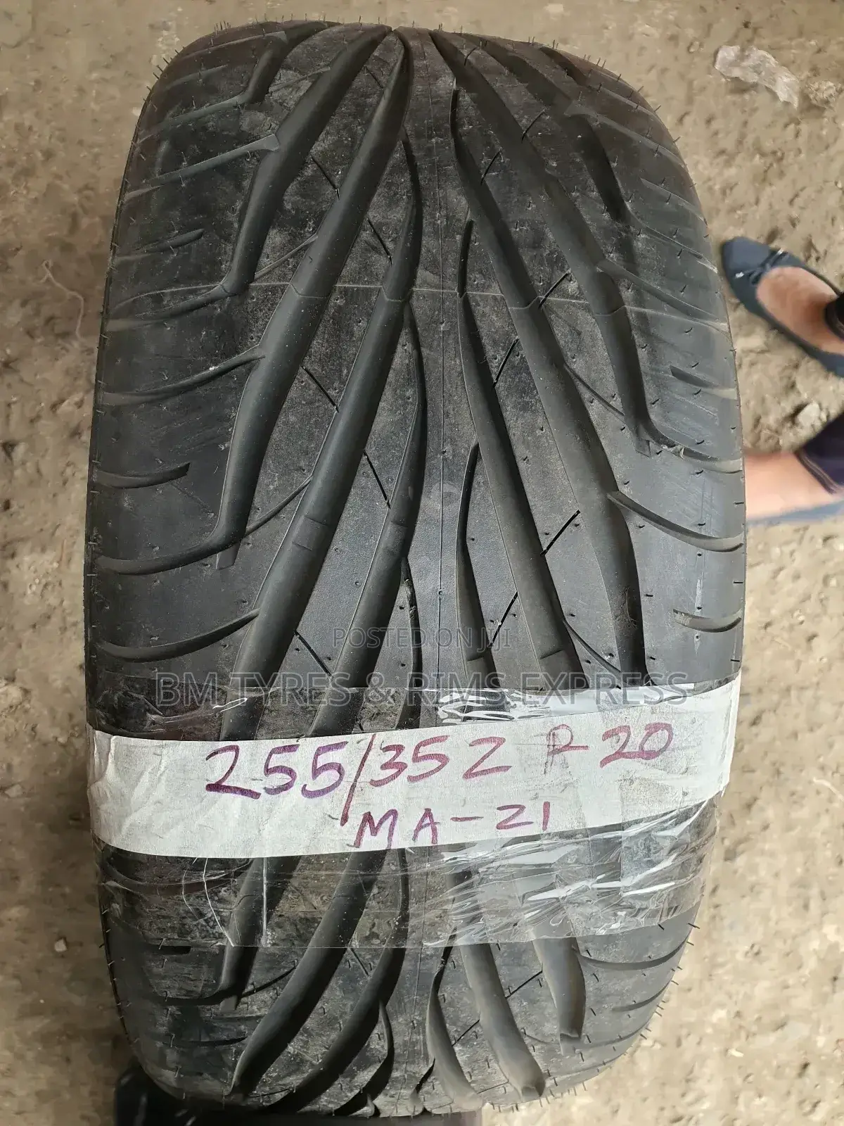 255/35 R 20 Maxxis