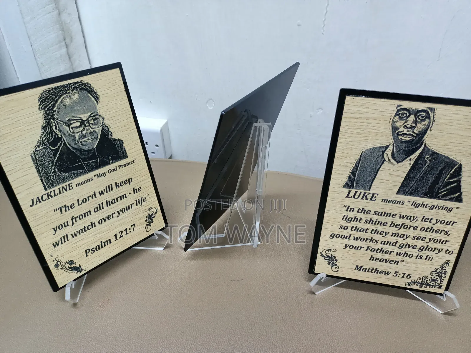 Picture Engraved on Wooden for Office Desk