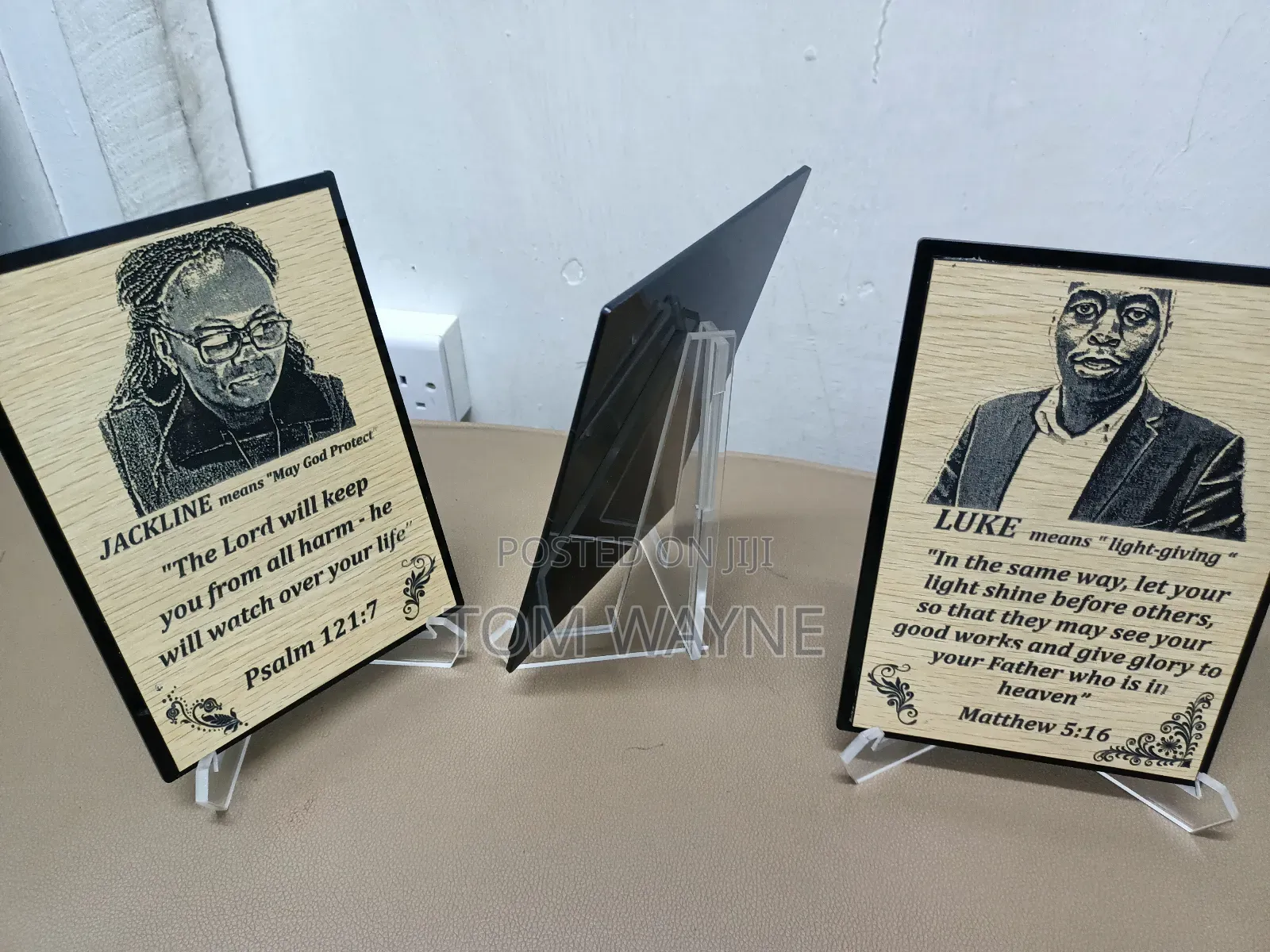 Picture Engraved on Wooden for Office Desk