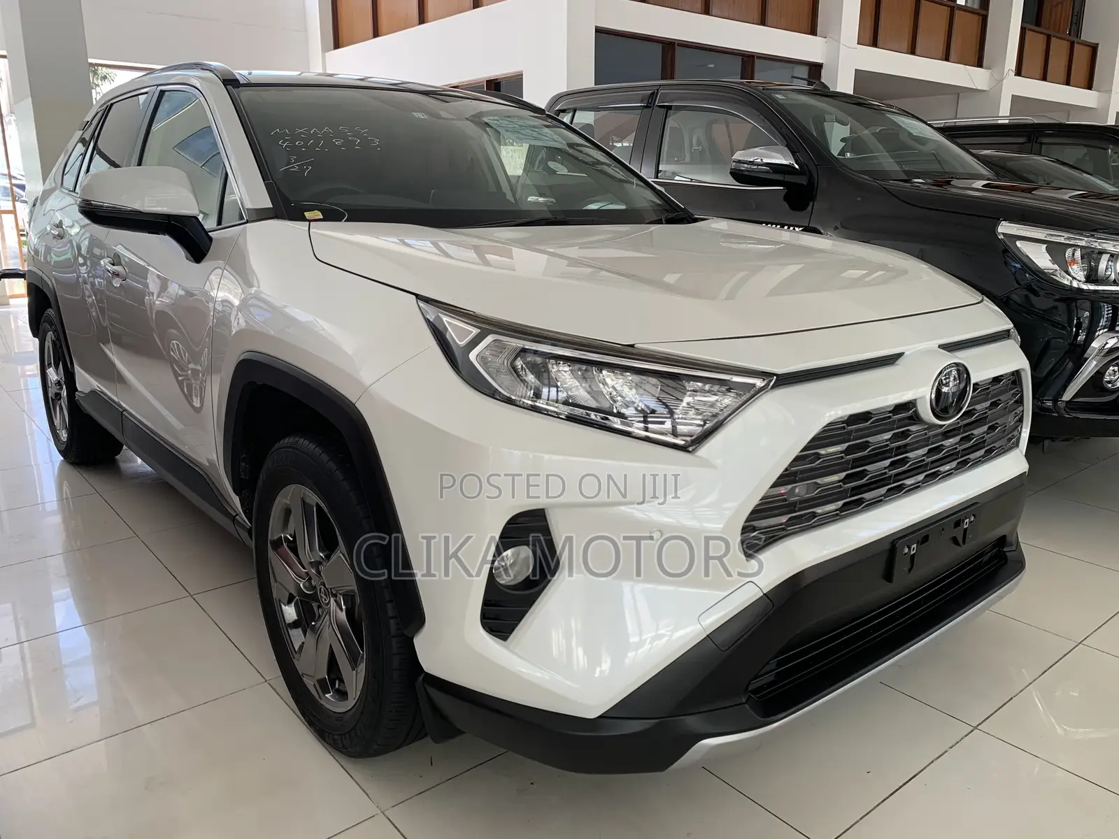 Toyota RAV4 LE FWD 2019 Off white
