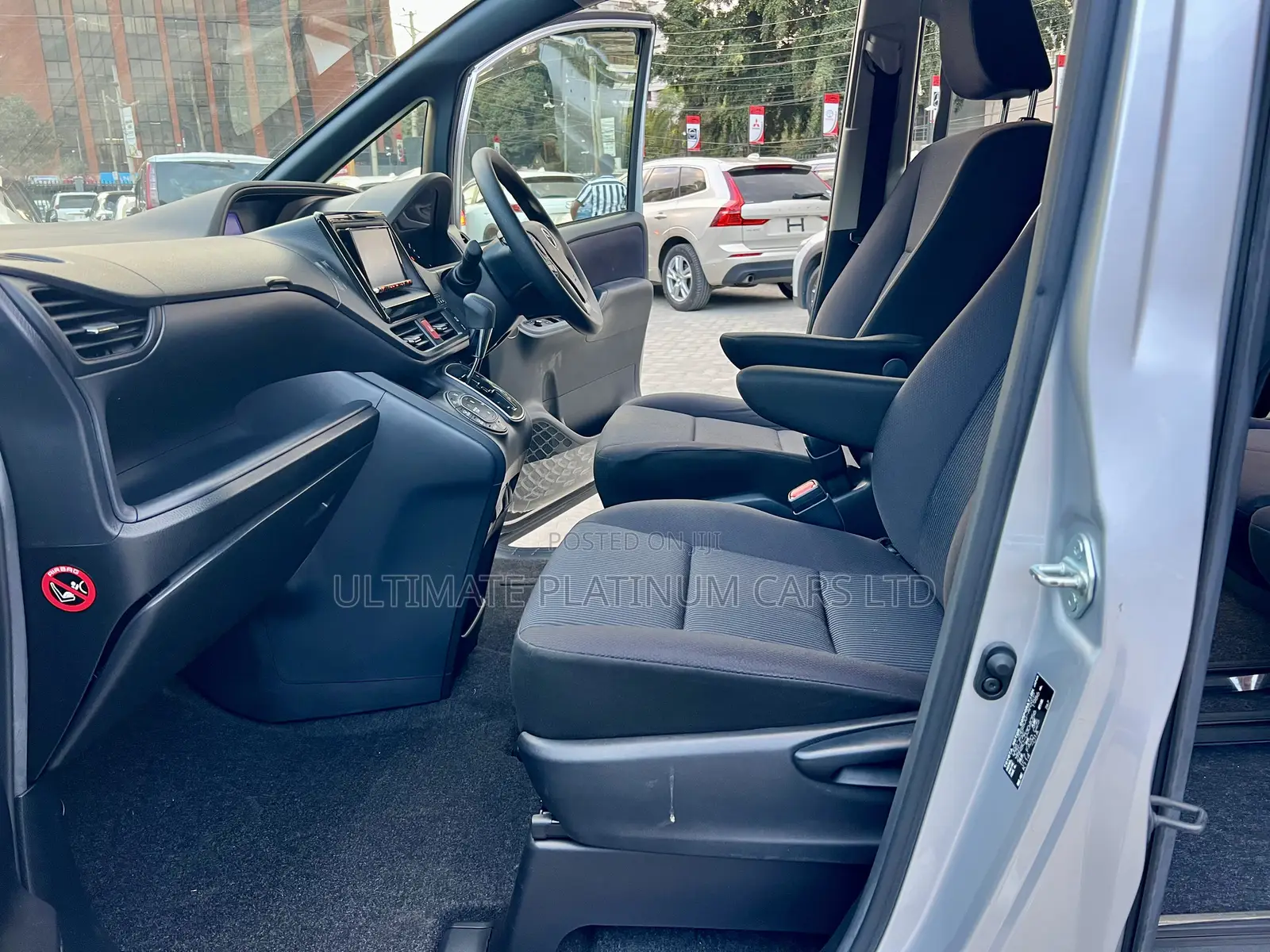 Toyota Noah 2.0 AWD (8 Seater) 2017 Silver