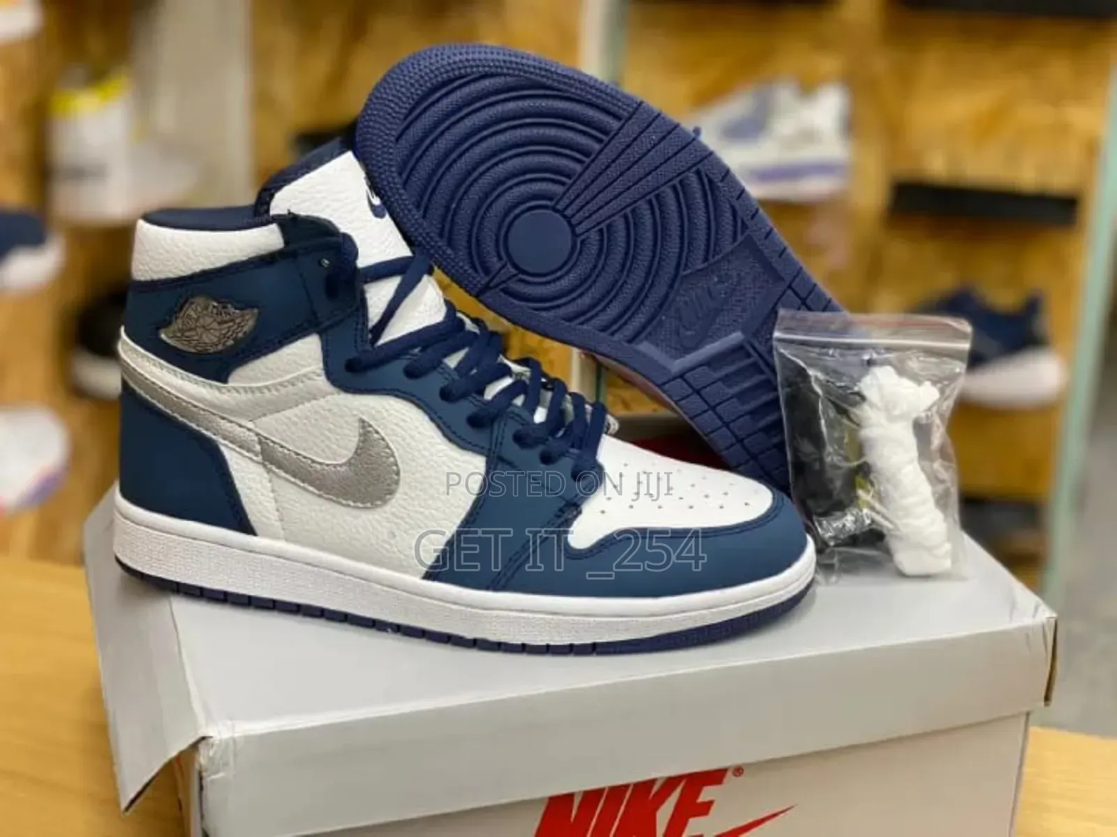 **Jordan 1 "Midnight Navy"* 
Sizes 39 to 45 