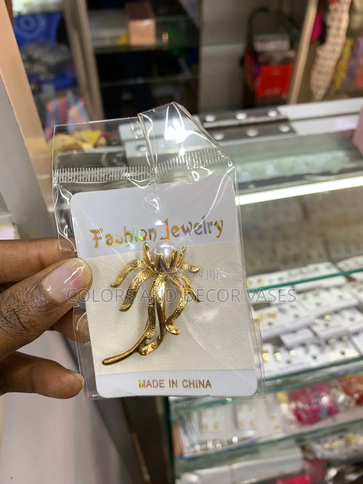 Brooches Available in Plenty