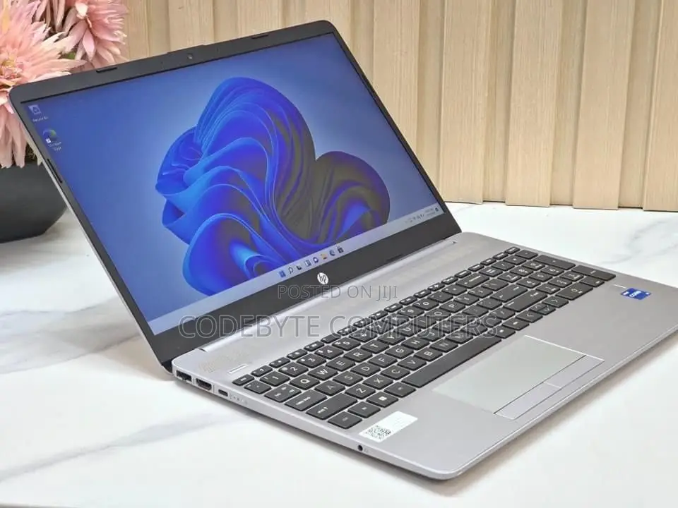 New Laptop HP 250 G10 8GB Intel Core I5 SSD 512GB