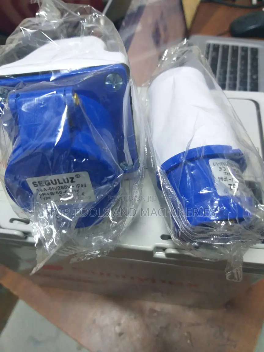 16 Amps 3 Pin Industrial Socket 250V