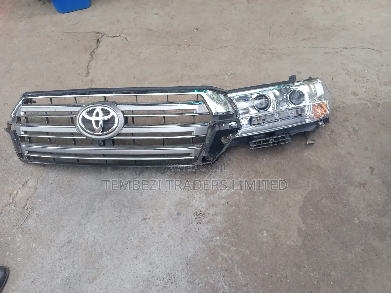 Front Grill and Headlight Toyota Landcruiser Fj 200