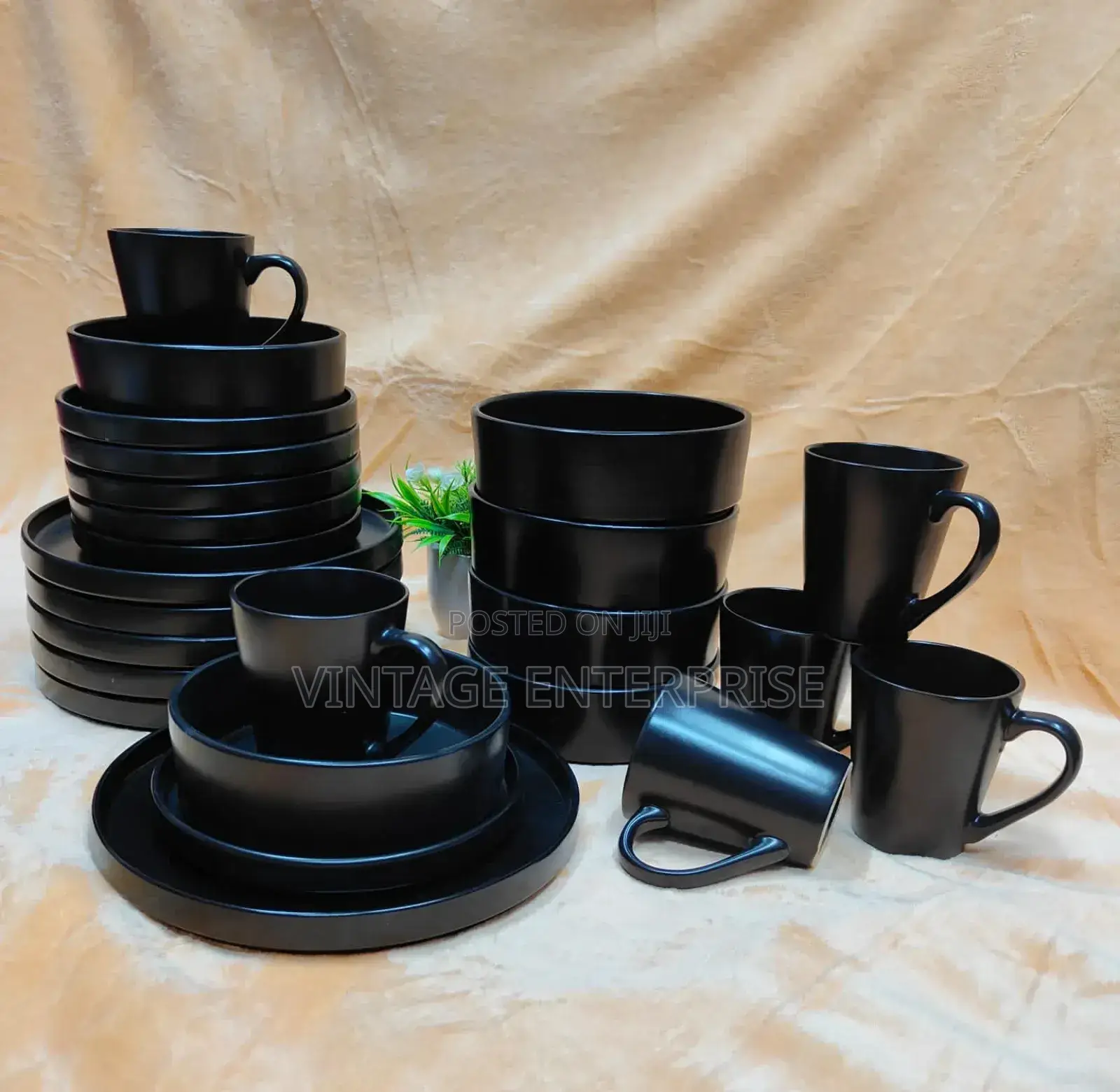Bougie Plain Black Dinner Set