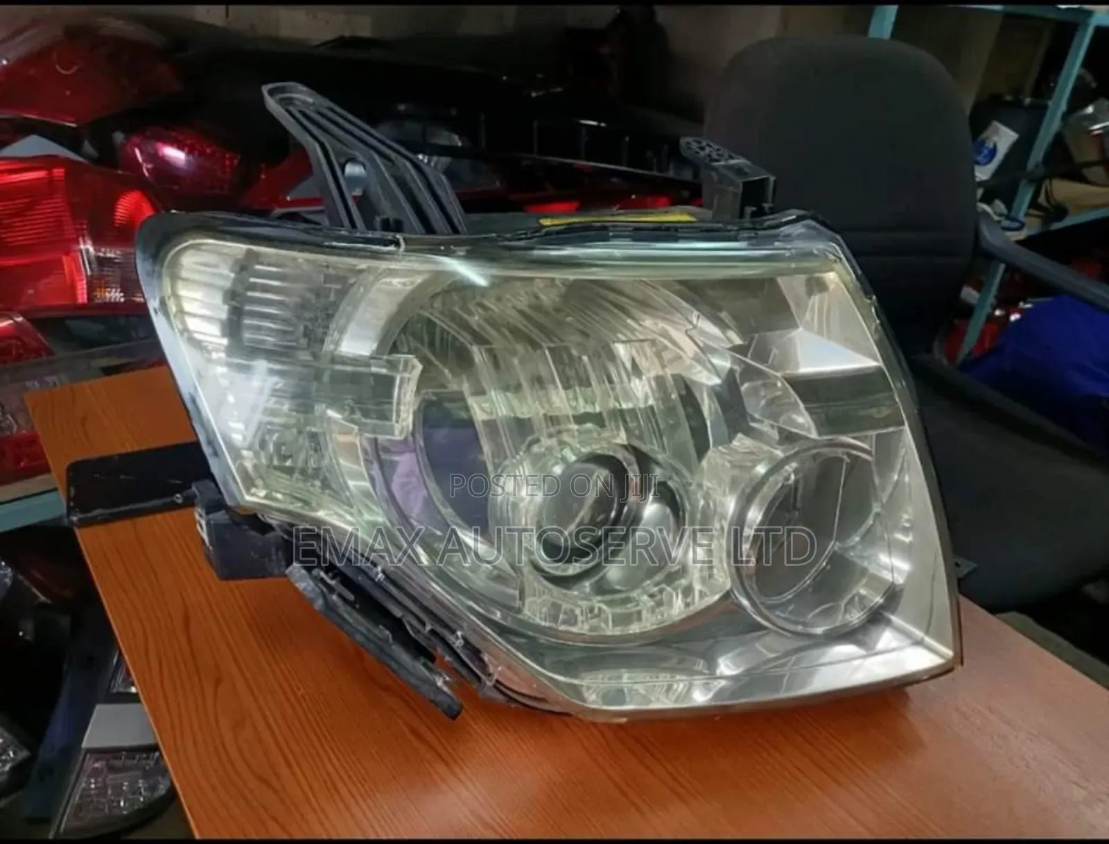 Headlight Mitsubishi Pajero (Makai) Xenon