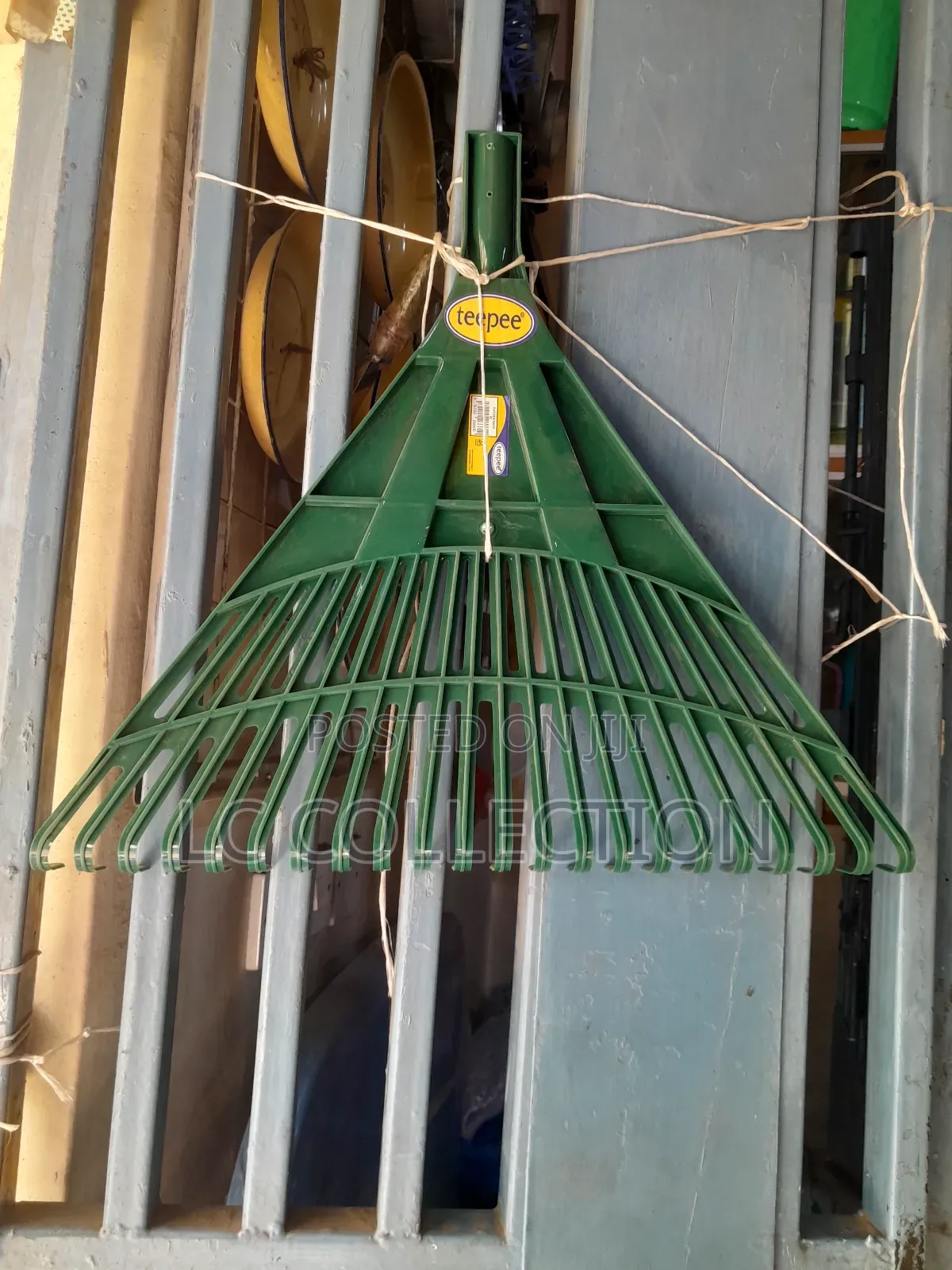 Plastic Rake/Trapp Rake With Handle