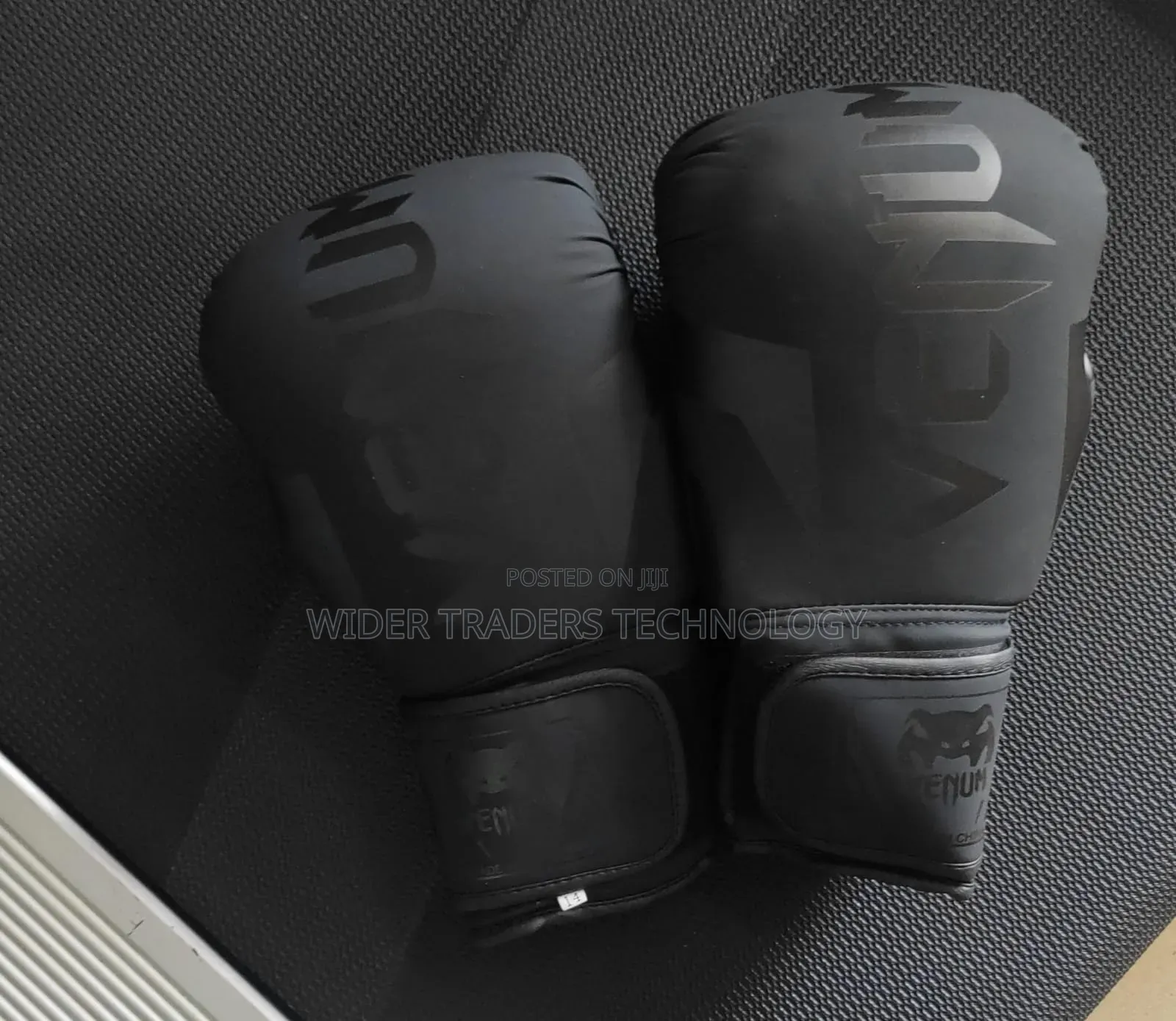 Black Boxing Gloves
Size 10oz/12oz