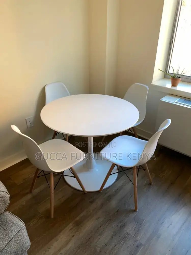Office Tables:4-Seater Simple Tulip Round Dining Table