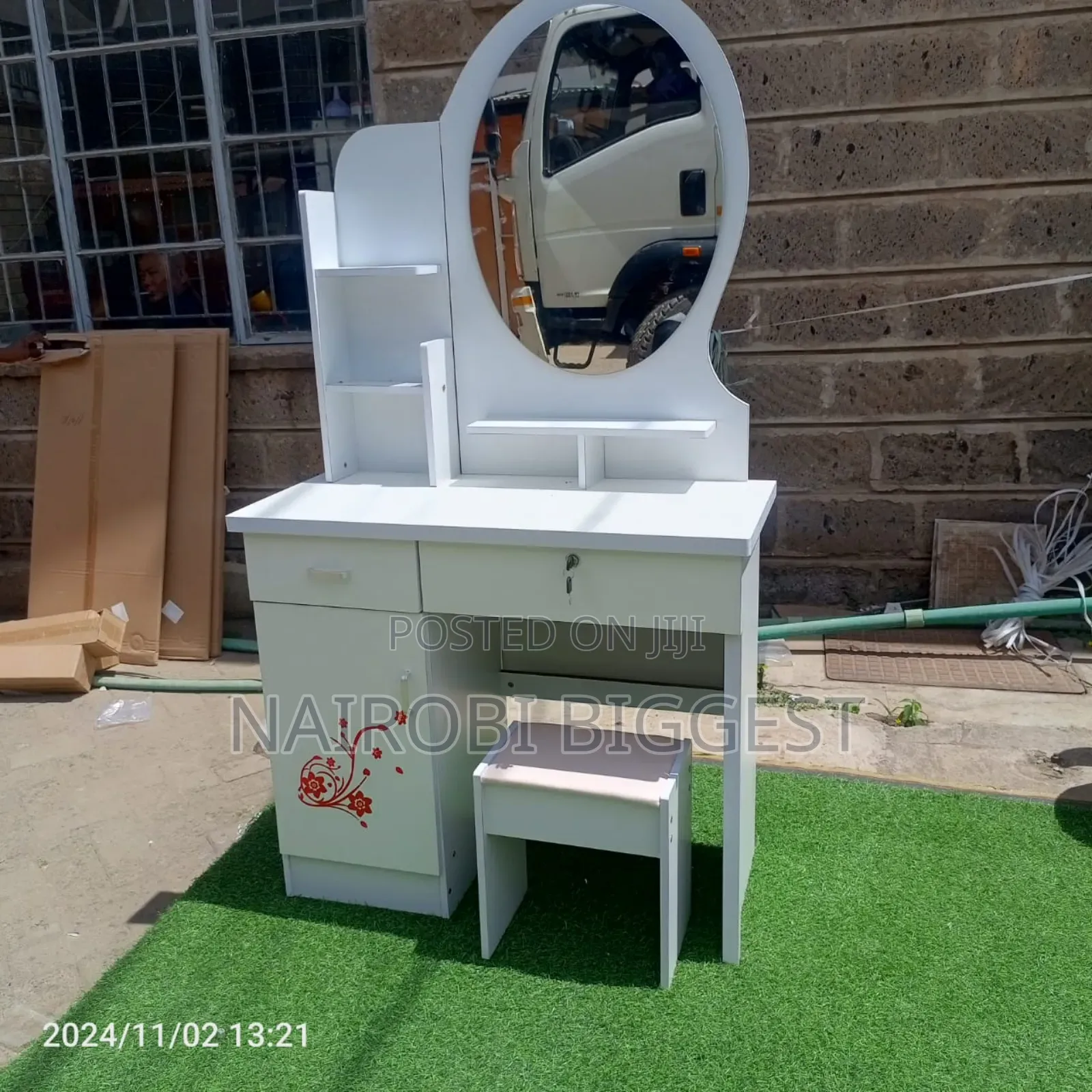 Dressing Table With Fixed Round Mirror