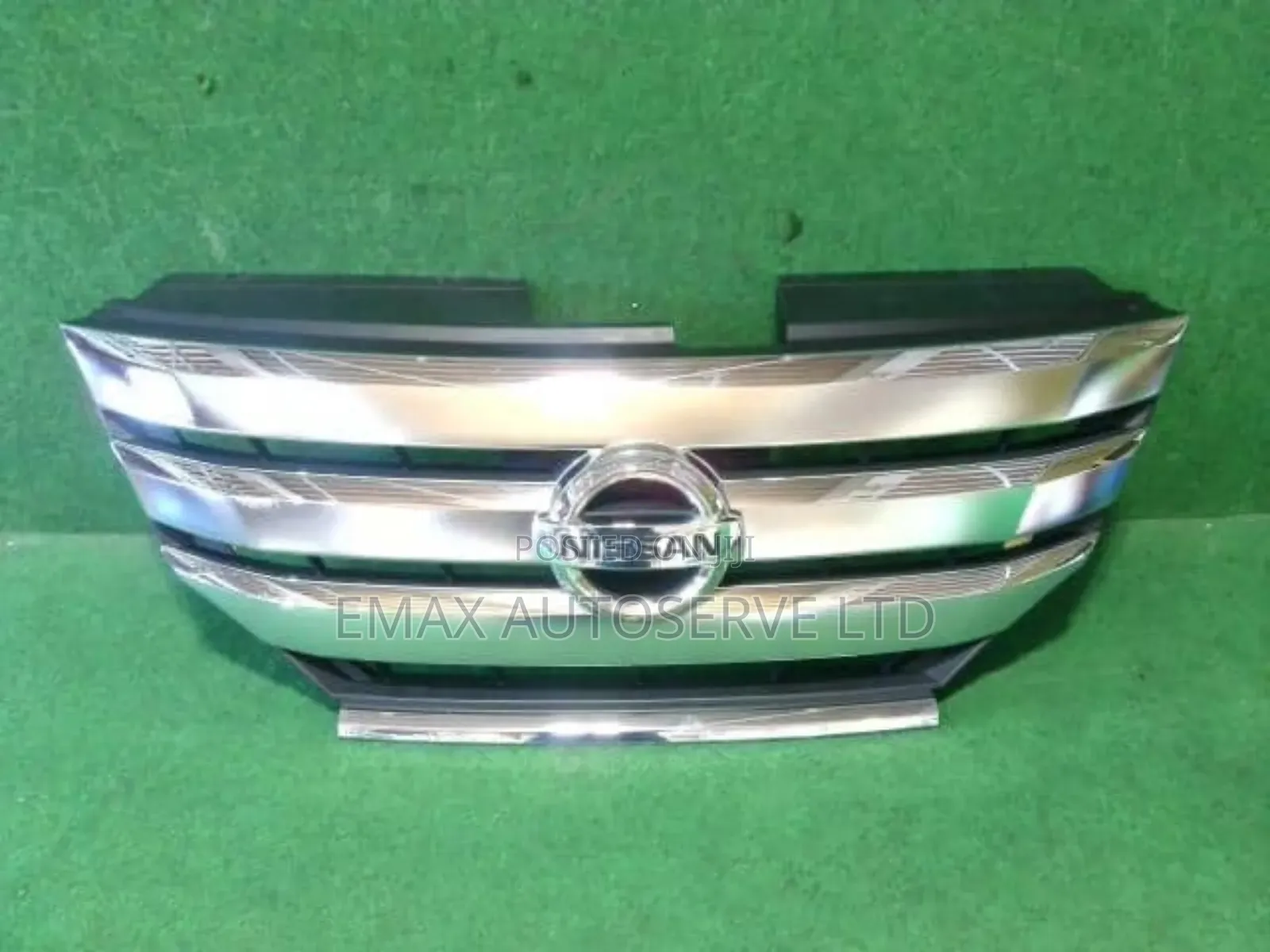 Grill Nissan Serena 2012
