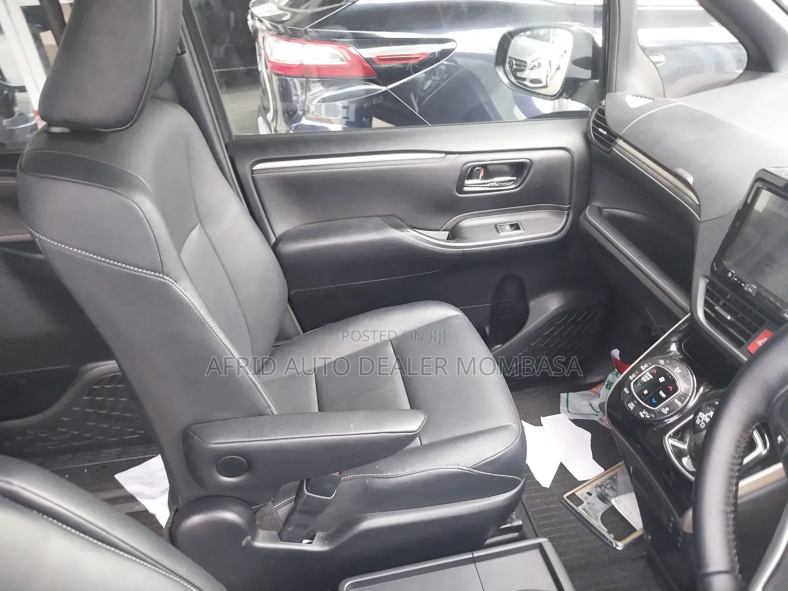 Toyota Esquire 1.8 FWD Hybrid (7 seater) 2017 Black