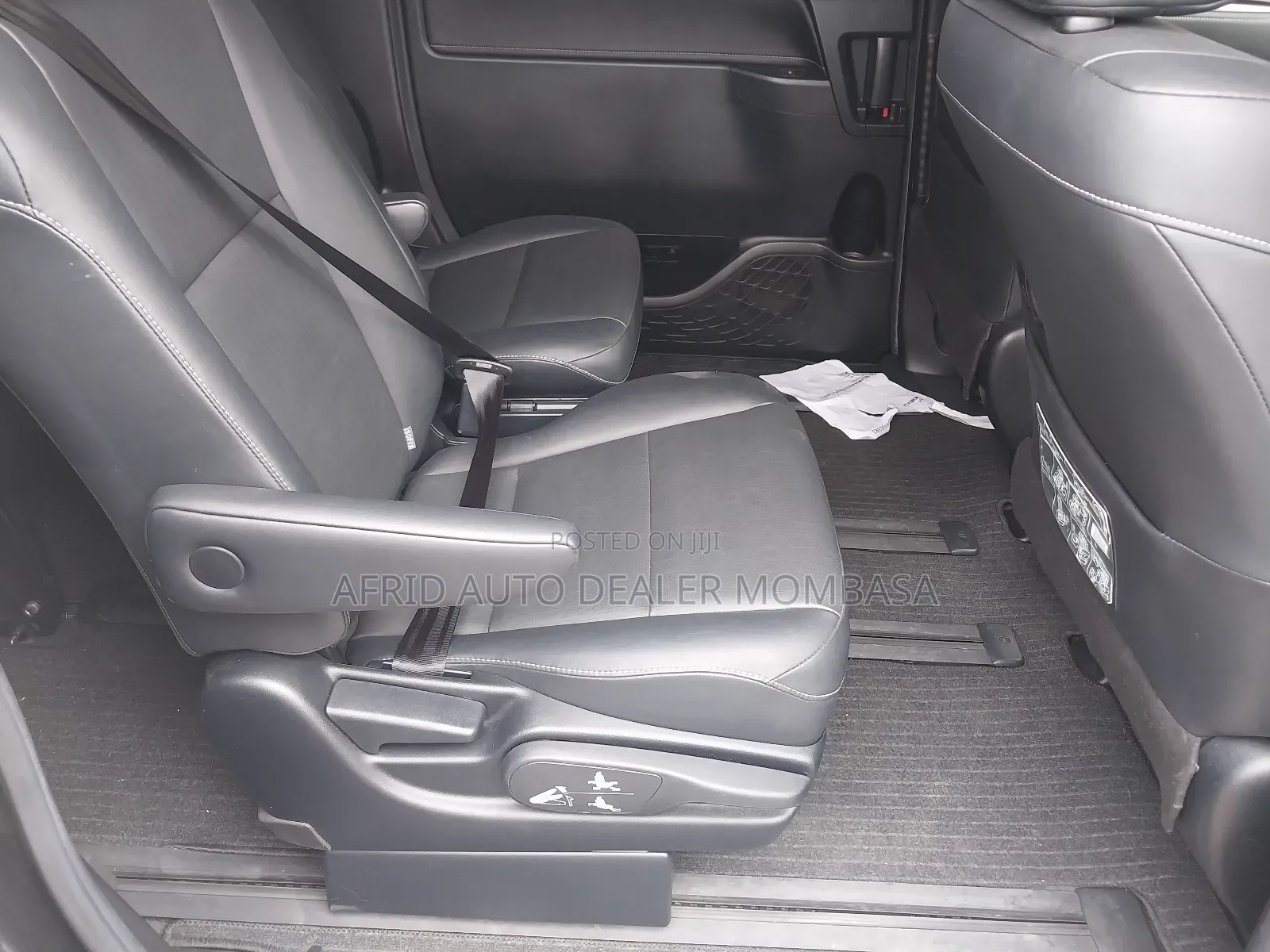 Toyota Esquire 1.8 FWD Hybrid (7 seater) 2017 Black