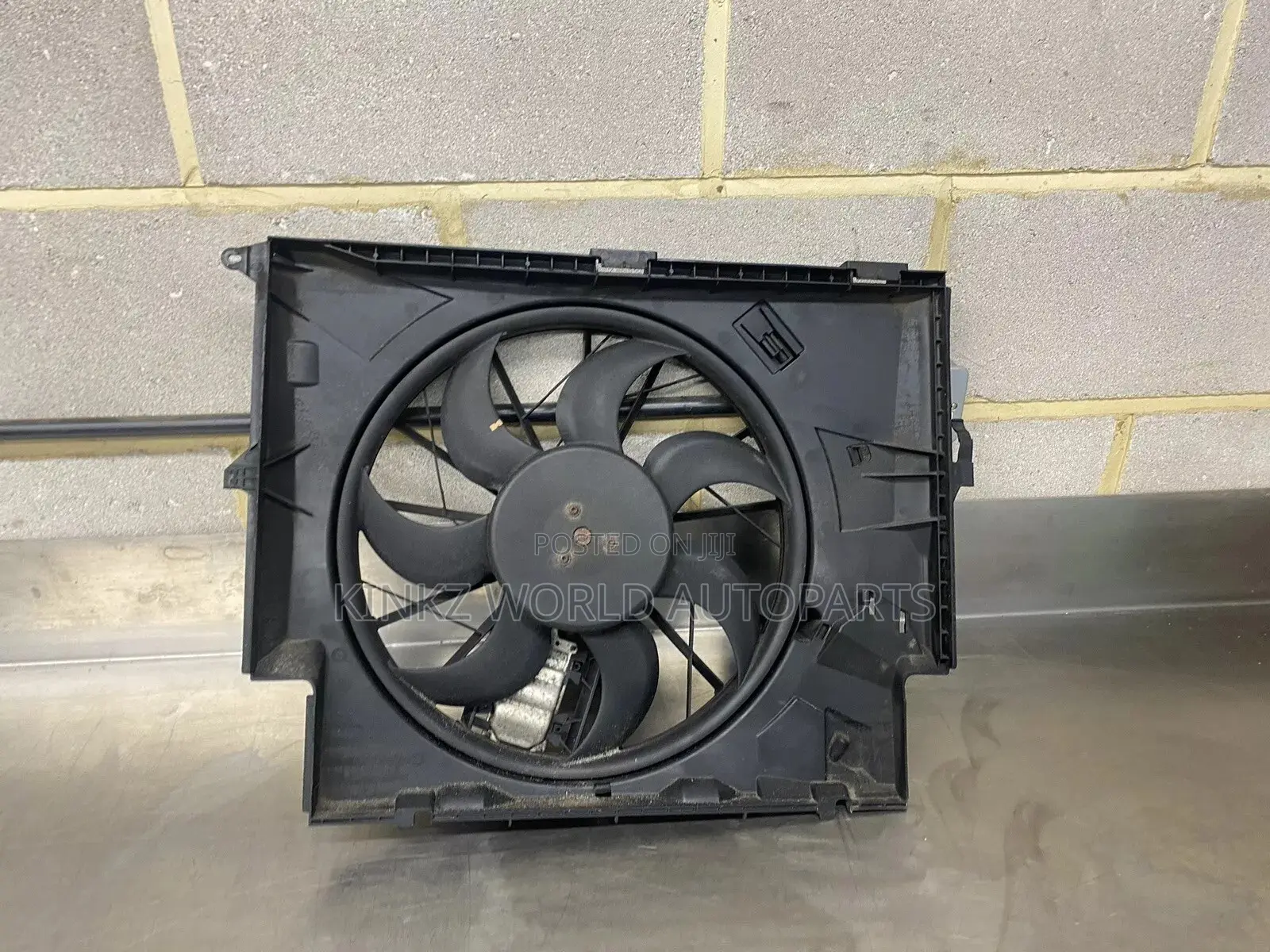 BMW BOSCH E87 E90 Radiator Fan Motor Housing 7801993 7561711