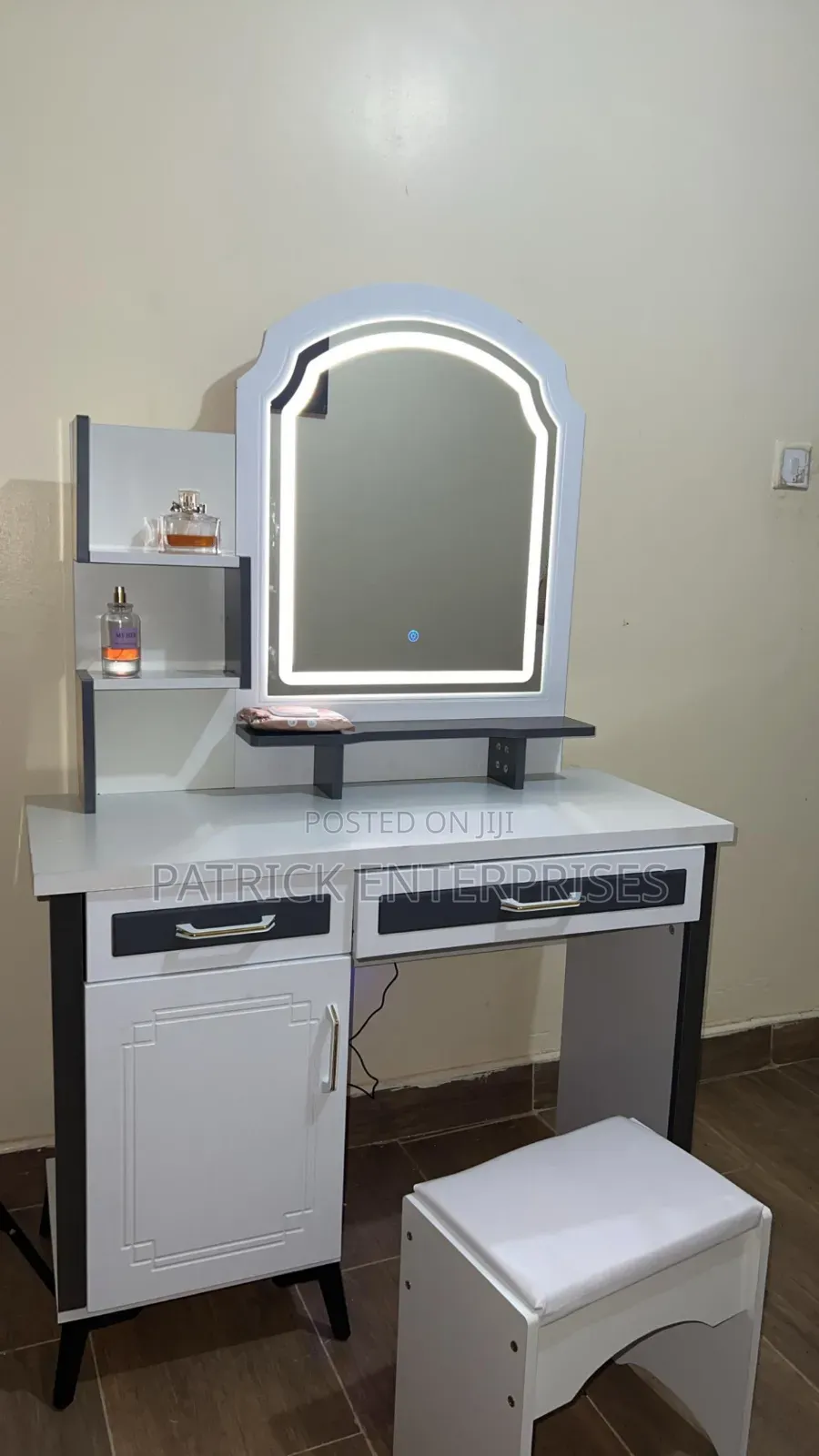 European Modern Impoted Dressing Table With LED Lights