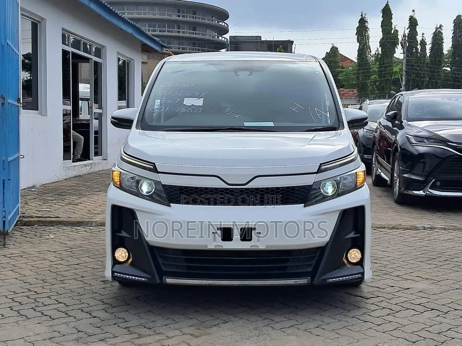Toyota Esquire 2018 Off white