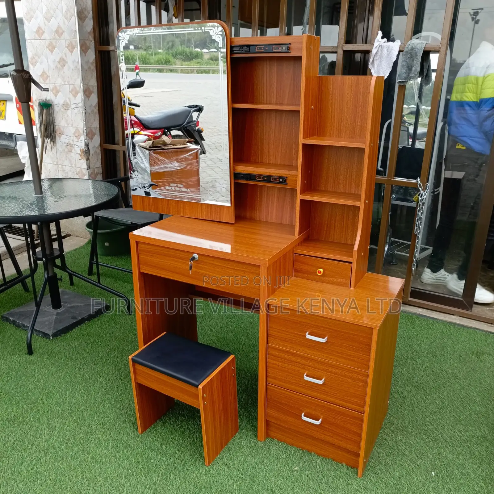 European Modern Dressing Table With Sliding Mirror