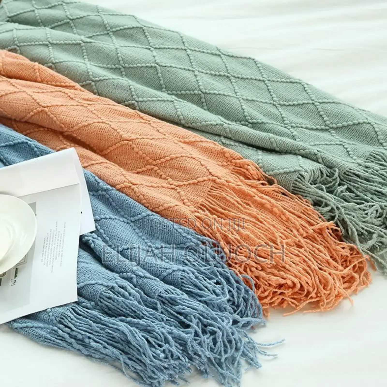 Knitted Throw Blankets Present a Rhombic Patter