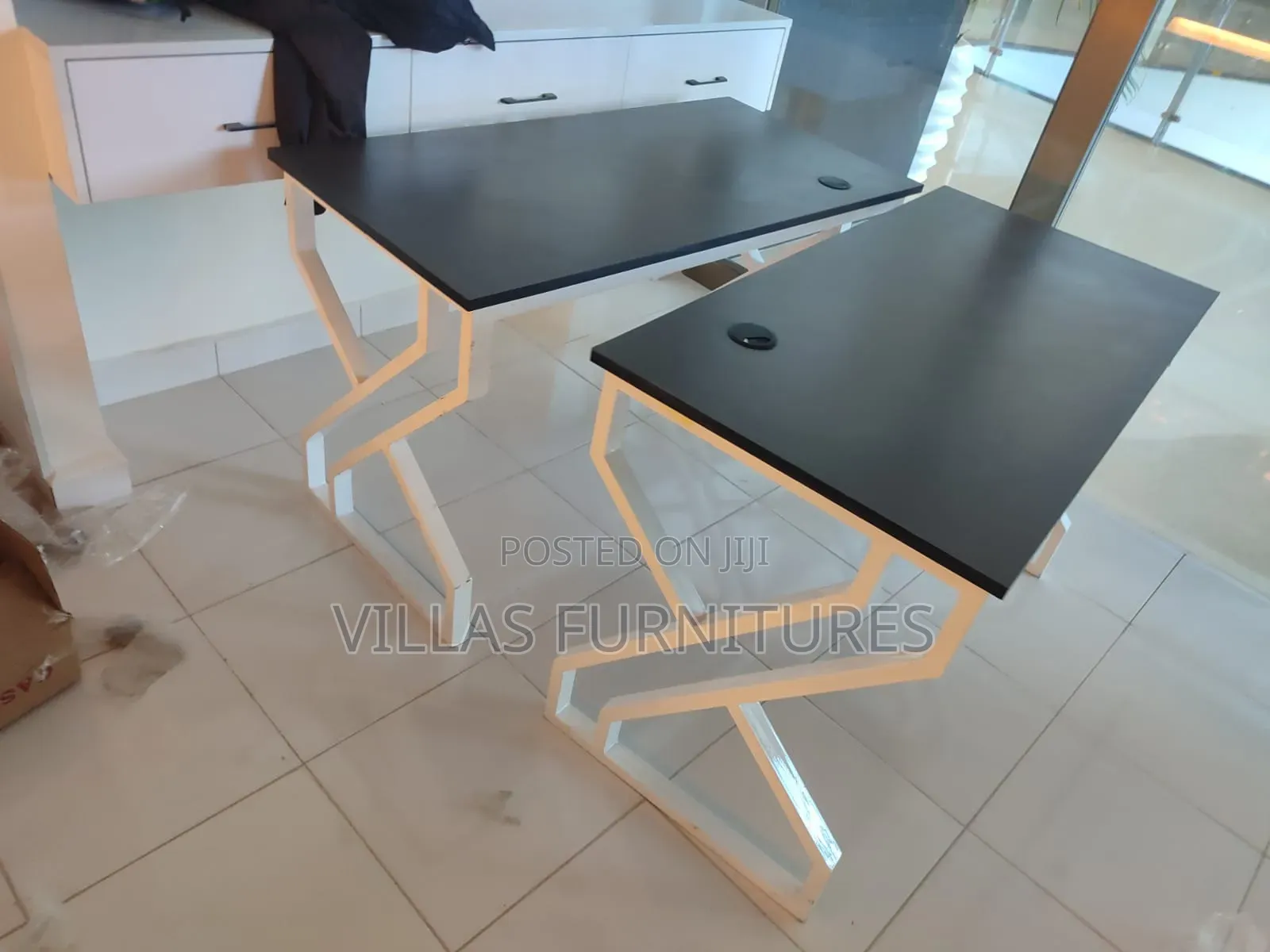 Metallic Studying Table