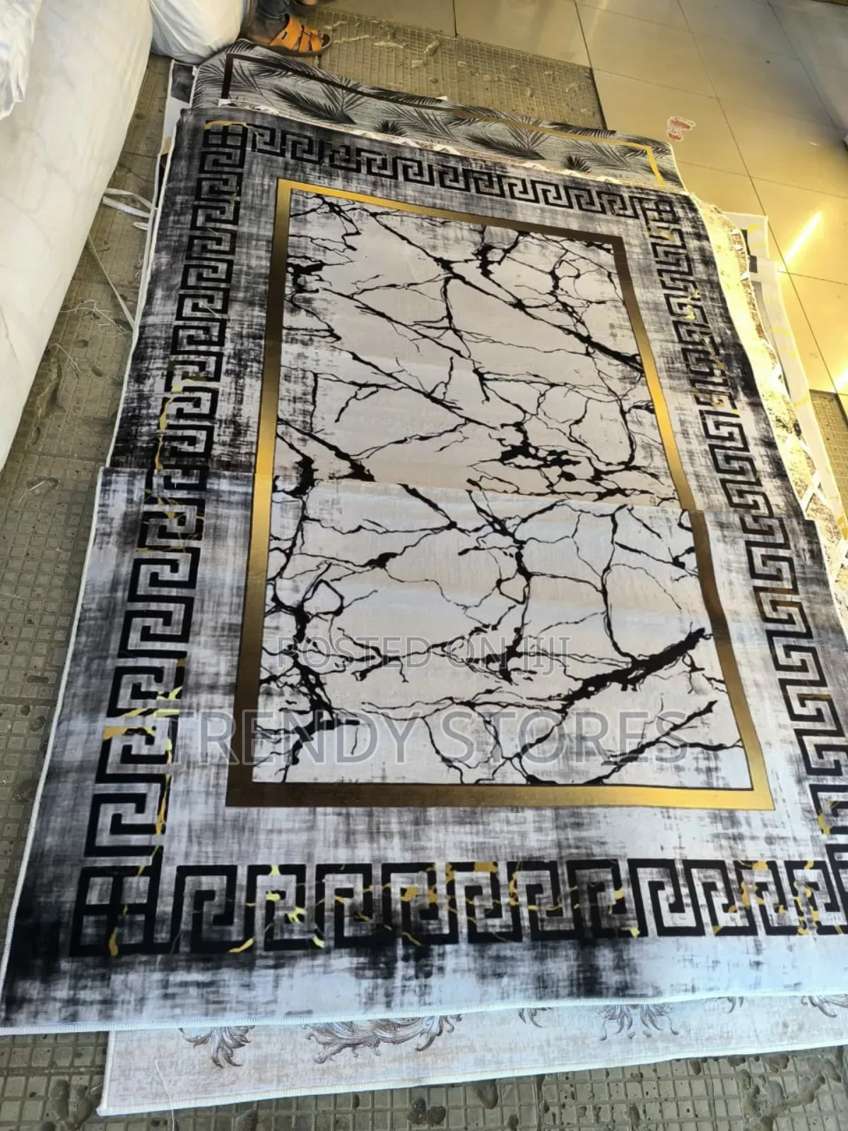 White And Grey 5*8 Carpet