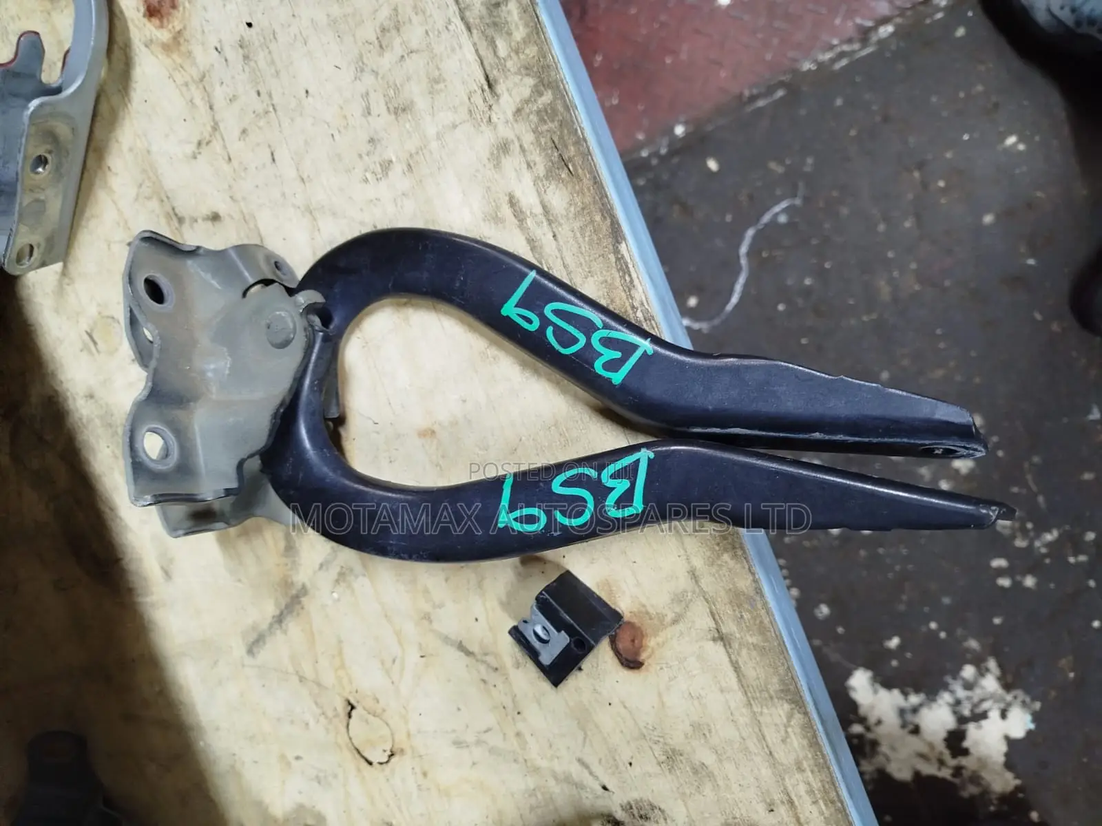 BS9 Subaru Outback Bonnet Hinges