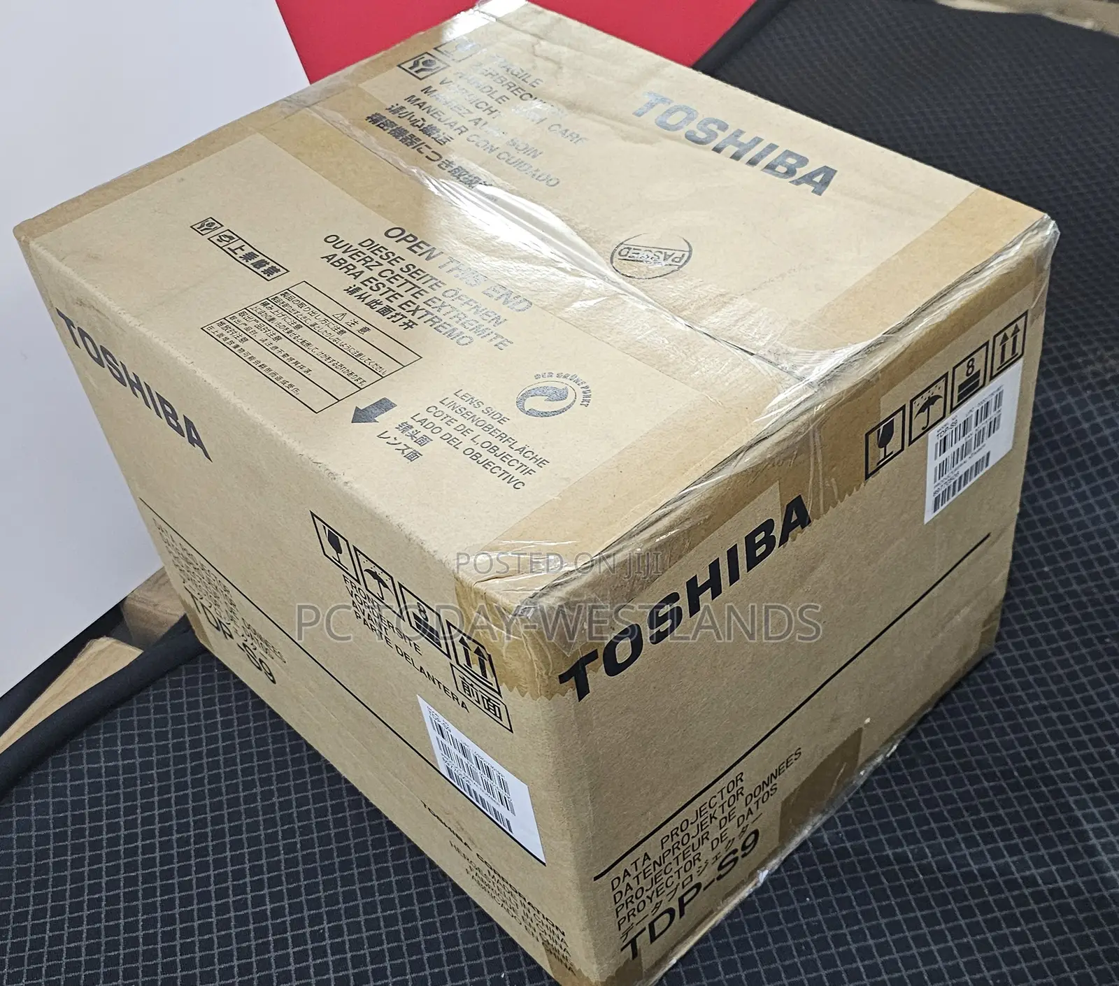Toshiba TDP-S9 Projector DLP 1500 Lumens
