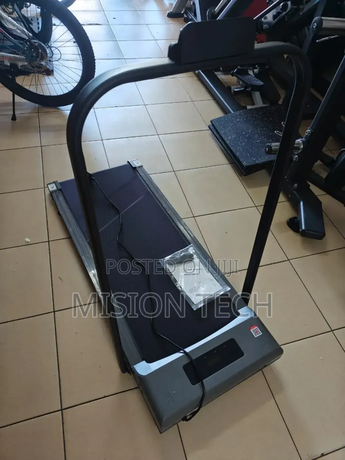 Foldable Walking Pad
(Mini Treadmill) 
With a Phone Hold3°°