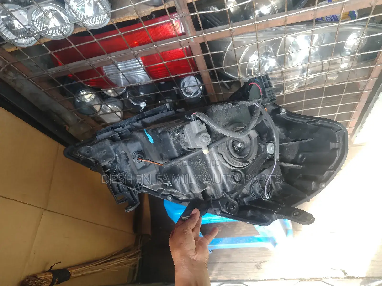 Nissan Tiida Headlight / Headlamp