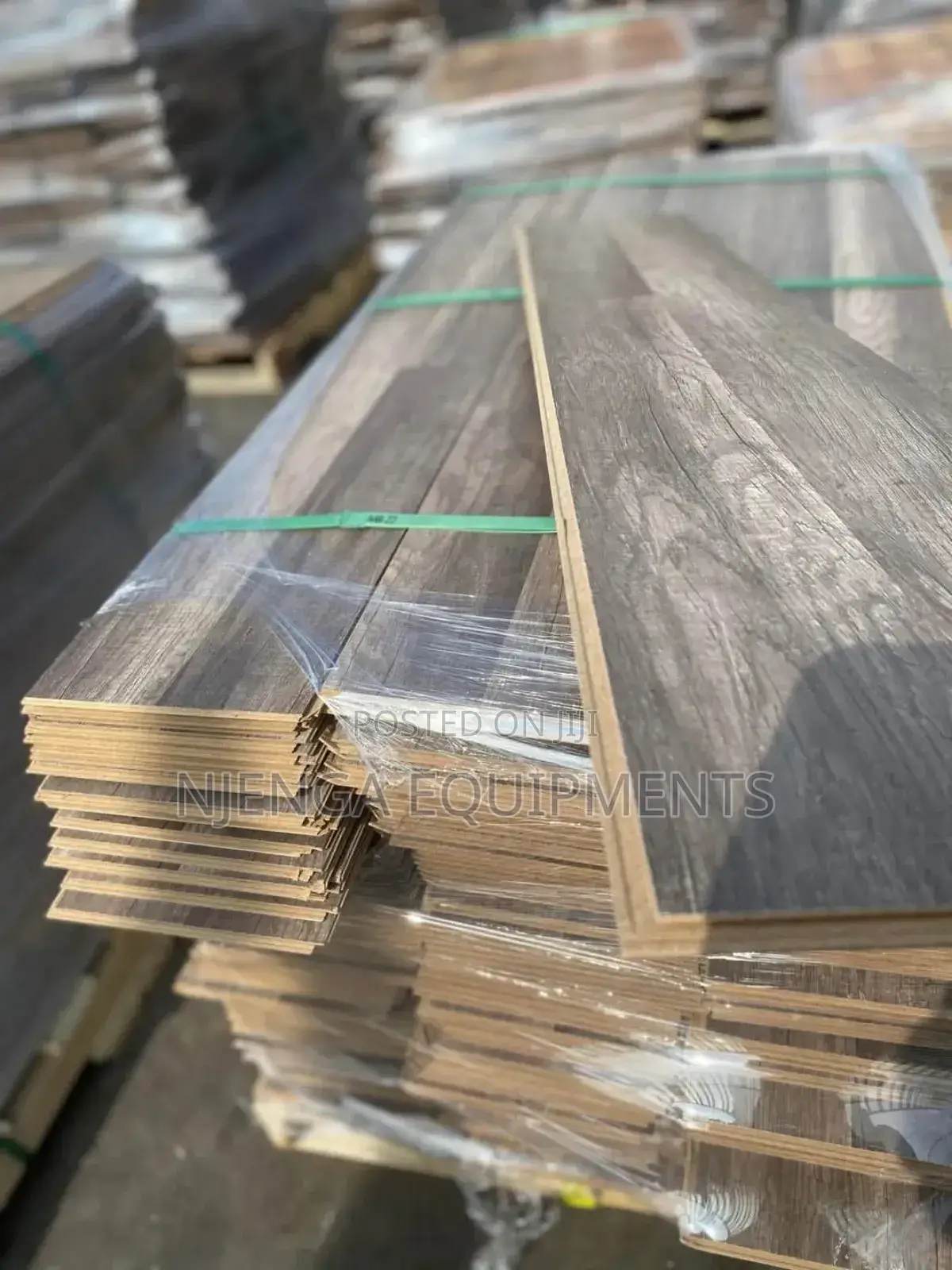 Smooth Finish Laminate Flooring