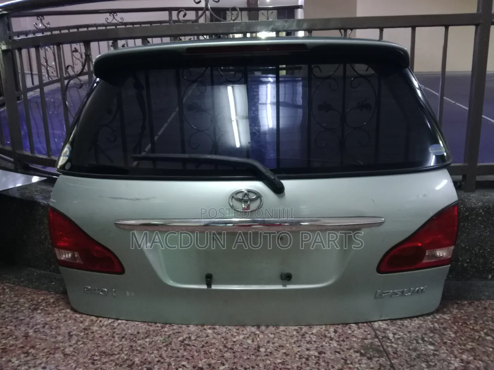 Toyota Ipsum Boot / Tailgate