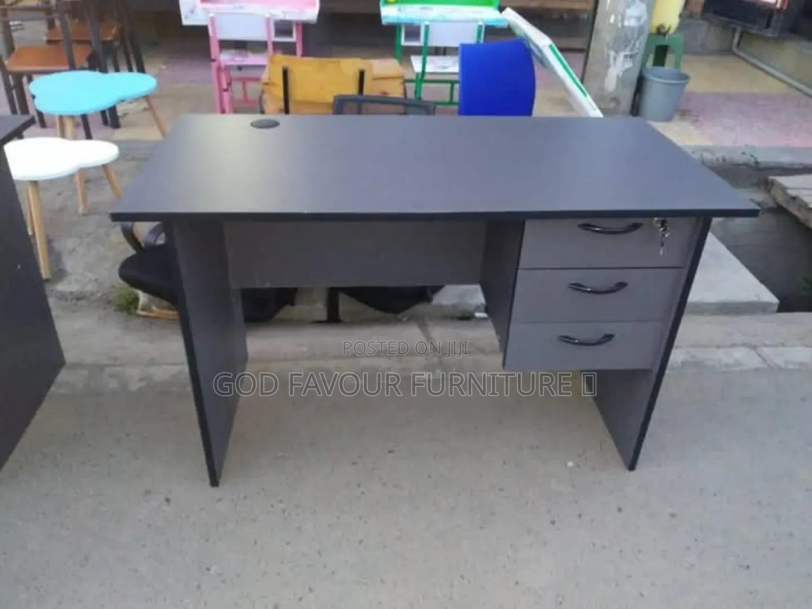 Beautiful 0.9m Modern Office Desk V5t