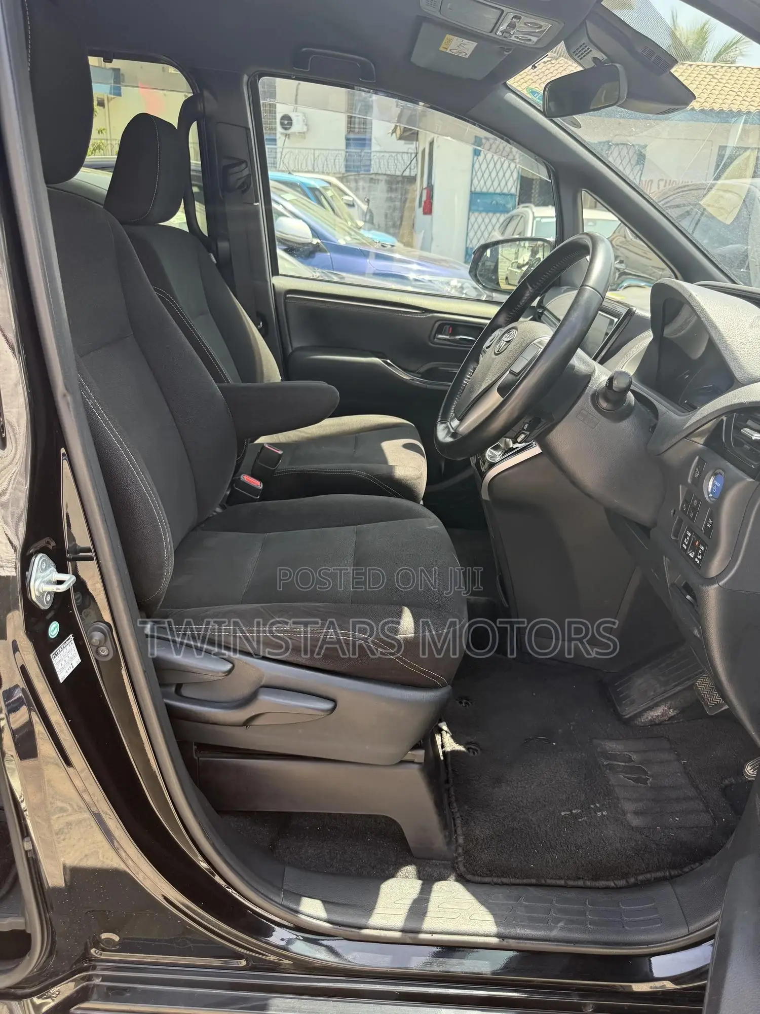 Toyota Esquire 1.8 FWD Hybrid (7 seater) 2018 Black