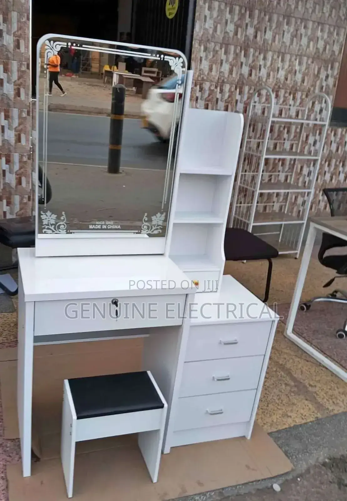 Executive Big Dressing Table With Sliding Mirror