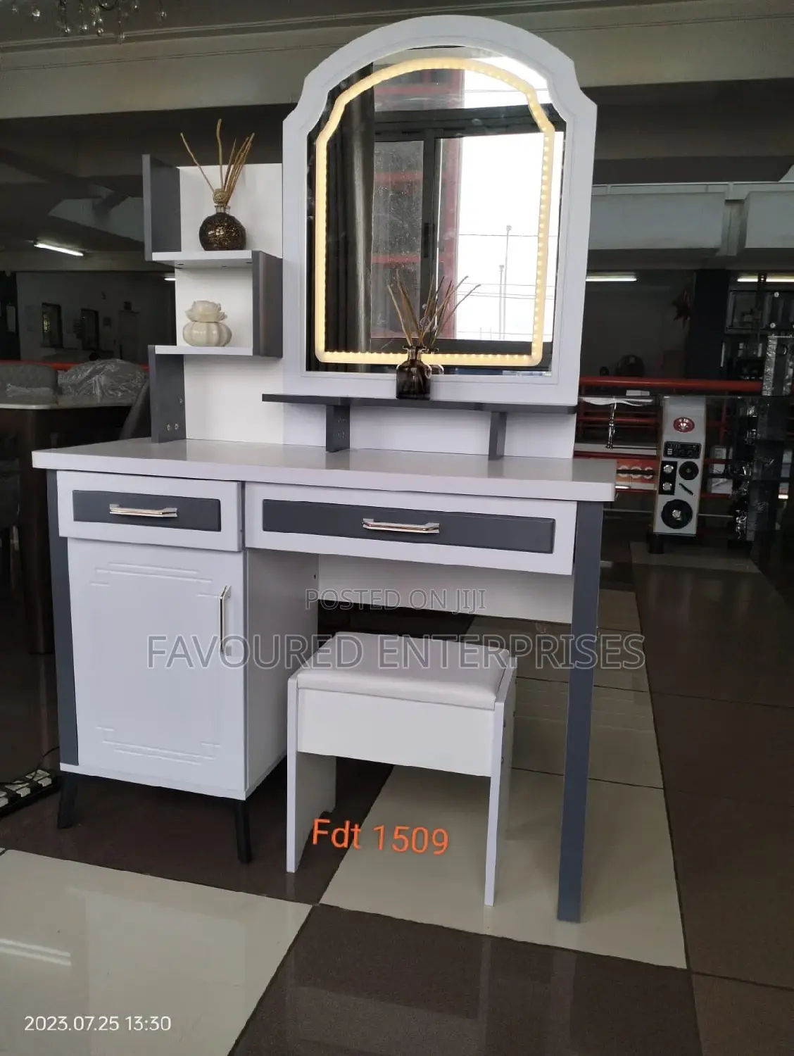 Executive Big Dressing Table With Sliding Mirror
