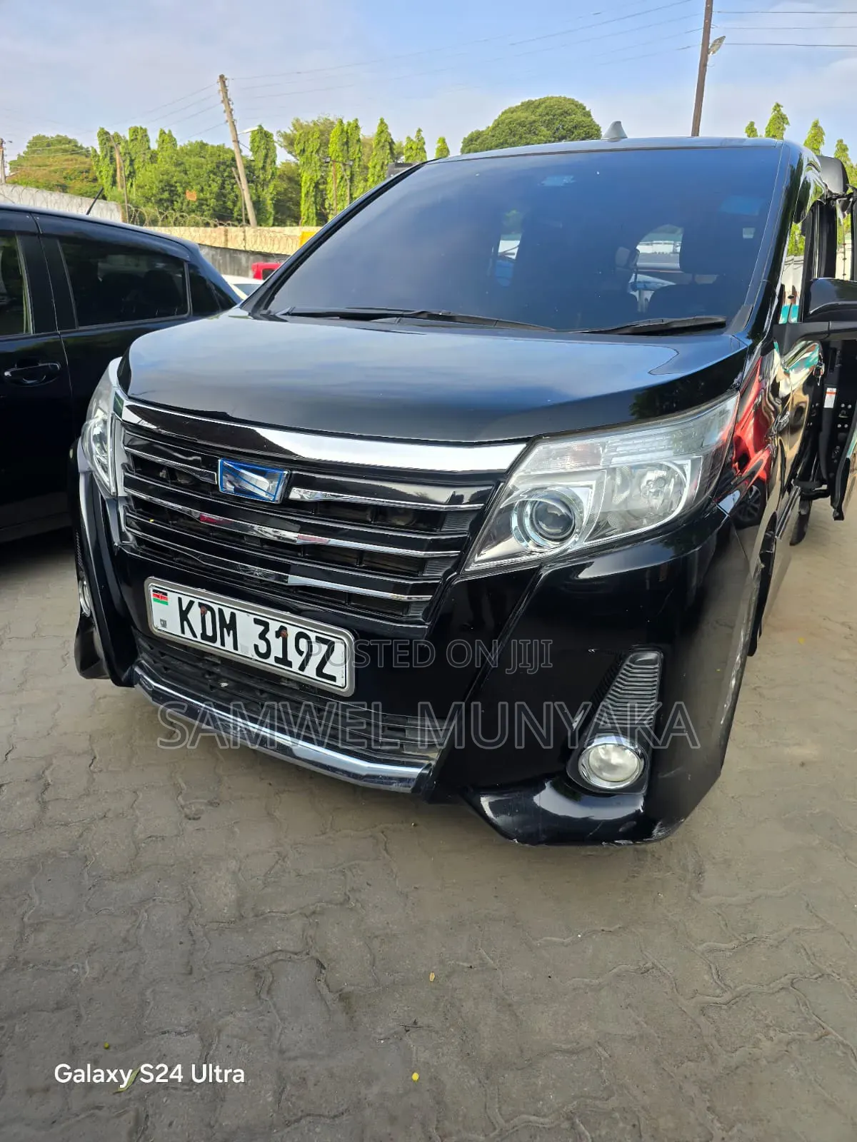 Toyota Noah 1.8 FWD Hybrid (7 seater) 2017 Black