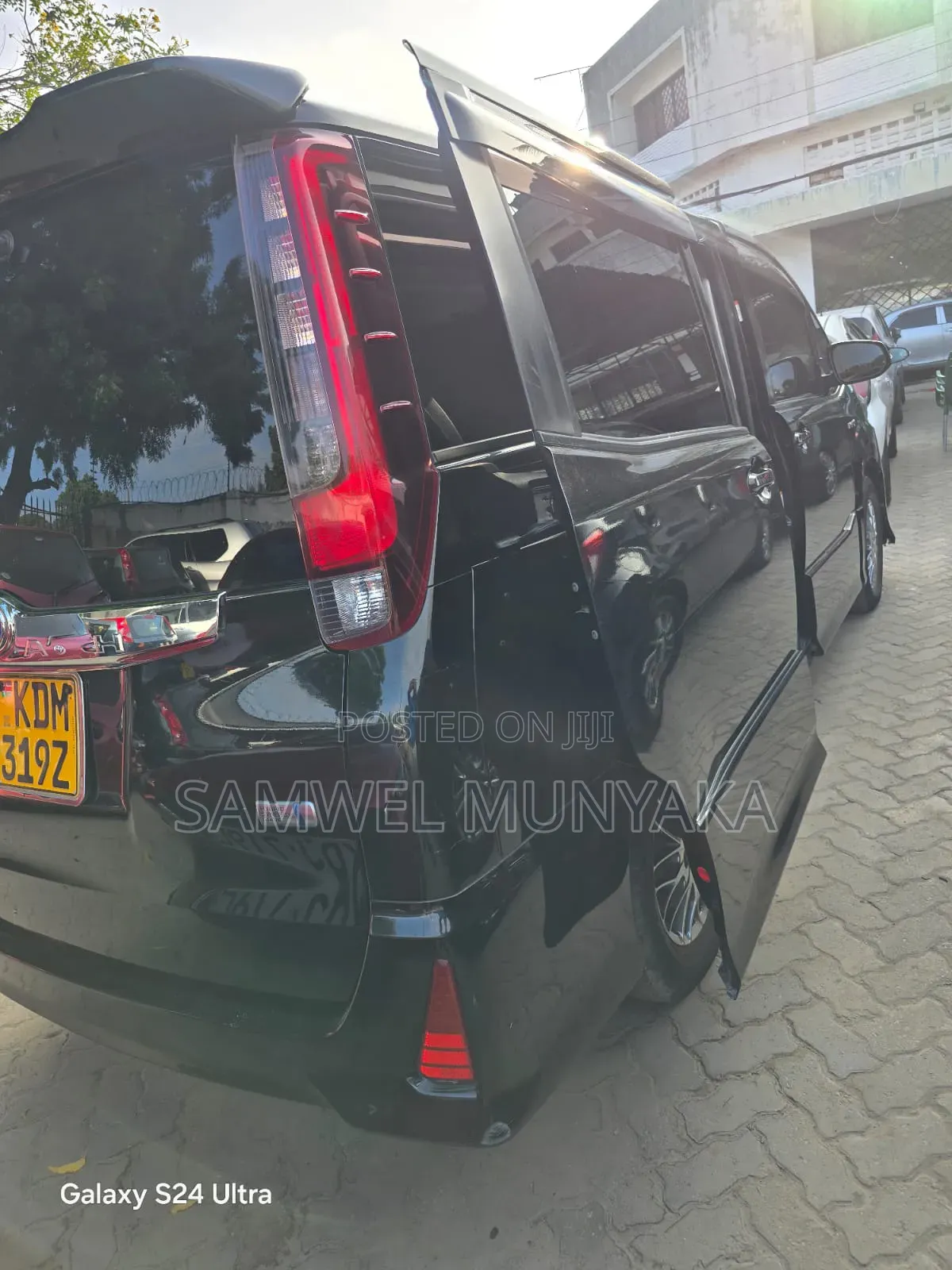 Toyota Noah 1.8 FWD Hybrid (7 seater) 2017 Black