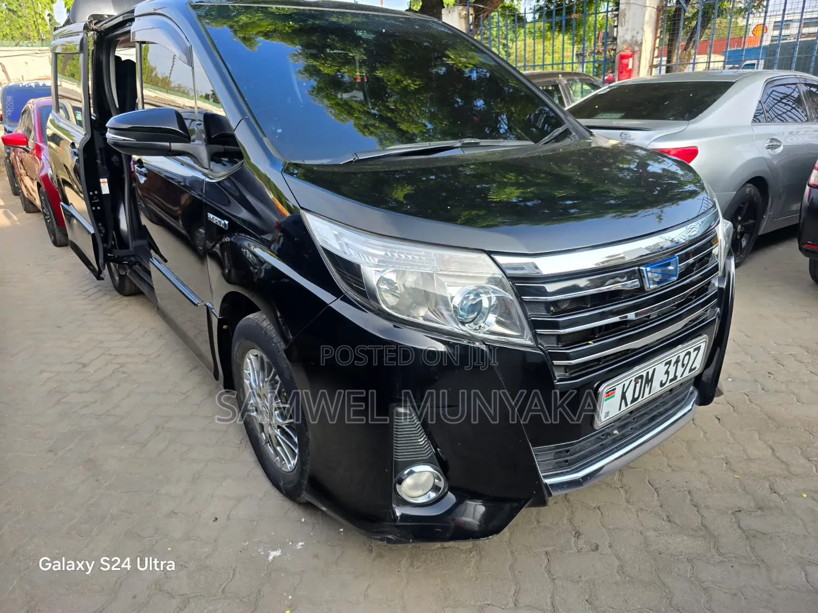 Toyota Noah 1.8 FWD Hybrid (7 seater) 2017 Black
