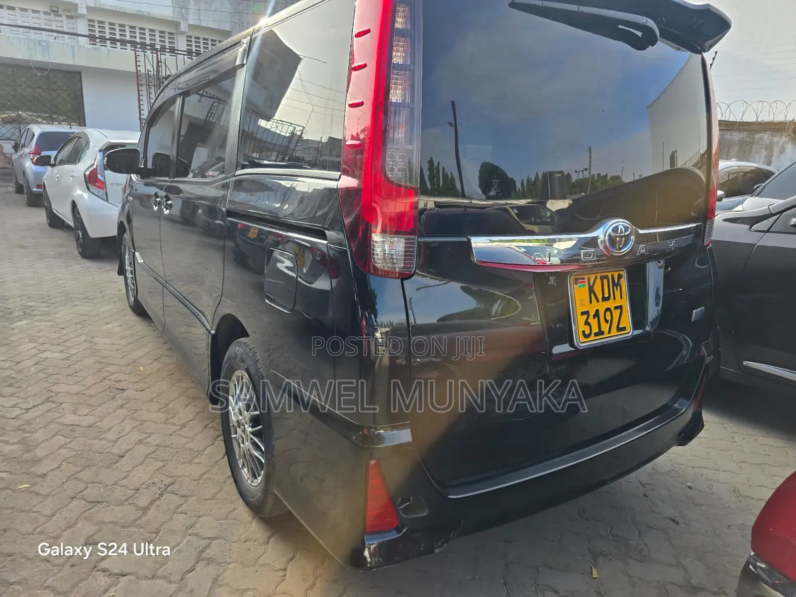 Toyota Noah 1.8 FWD Hybrid (7 seater) 2017 Black