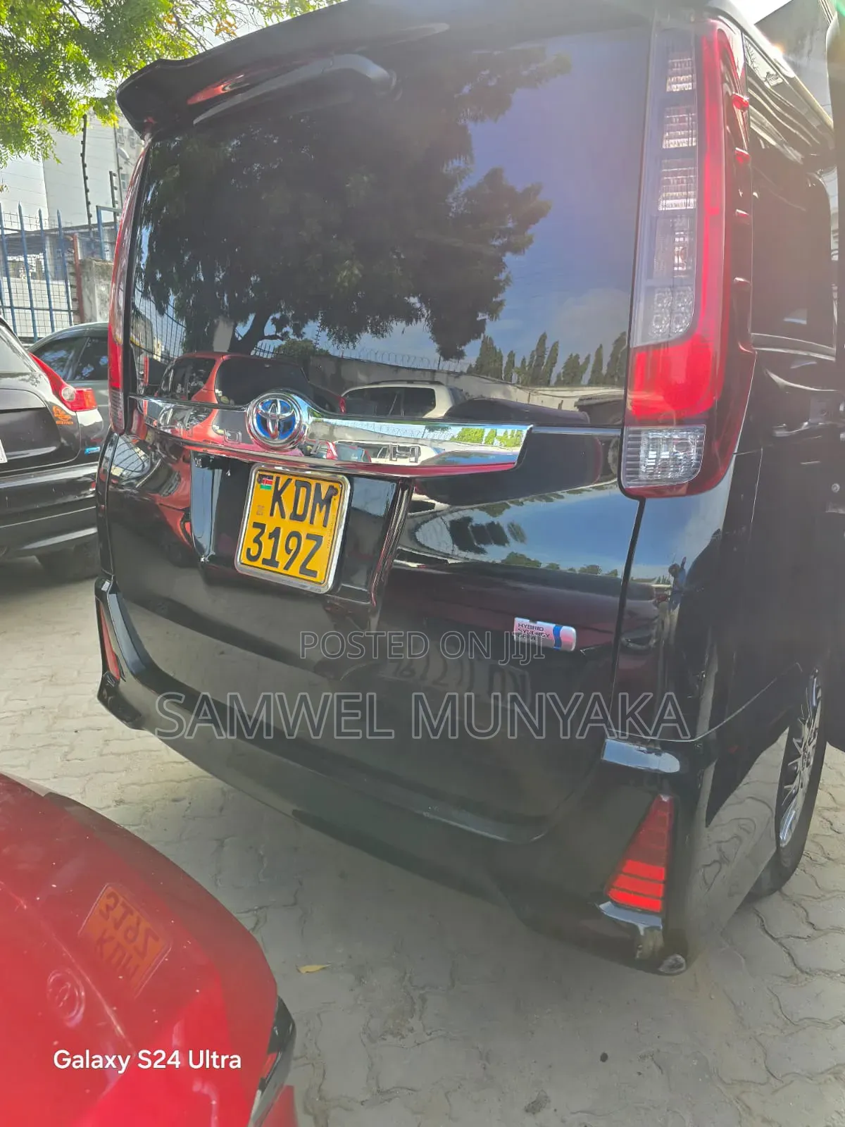 Toyota Noah 1.8 FWD Hybrid (7 seater) 2017 Black