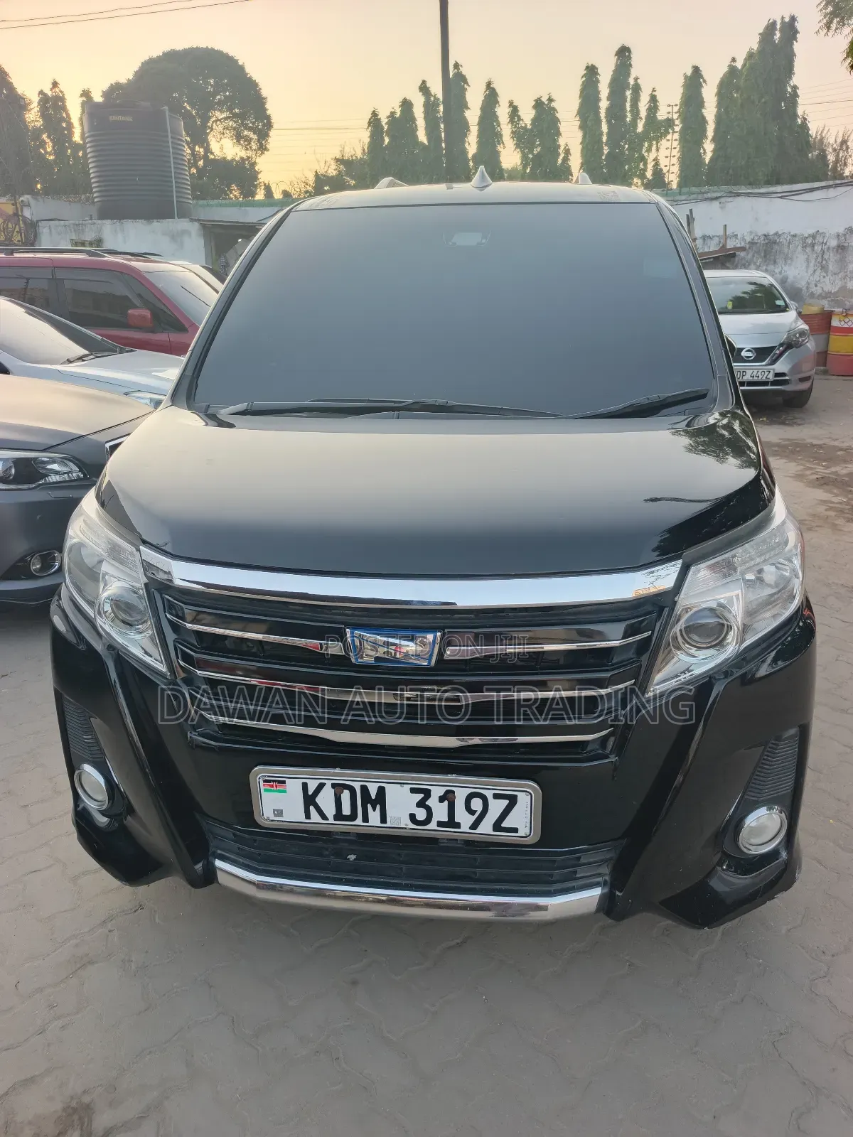 Toyota Noah 1.8 FWD Hybrid (7 seater) 2016 Black