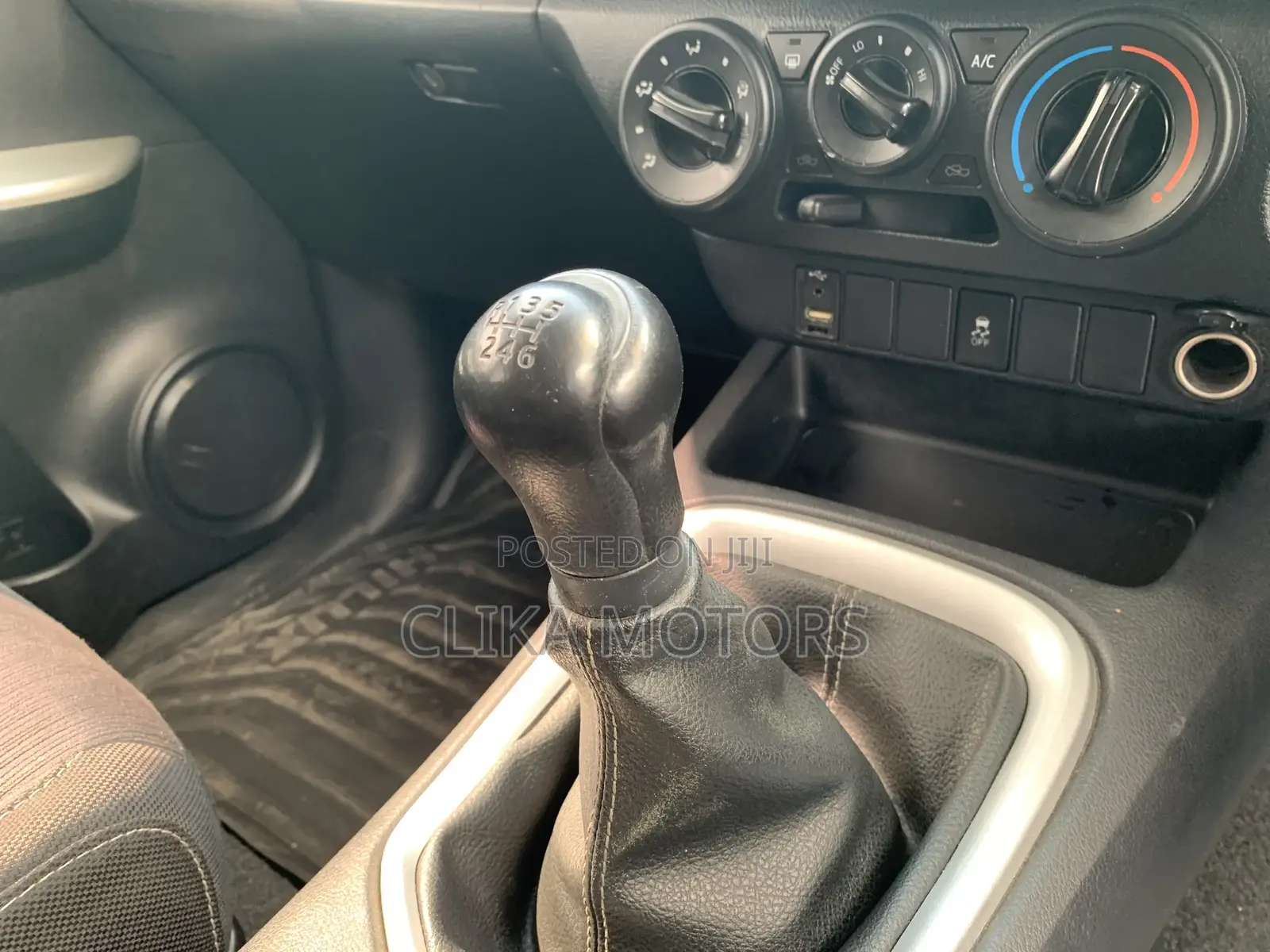 Toyota Hilux 2017 Yellow