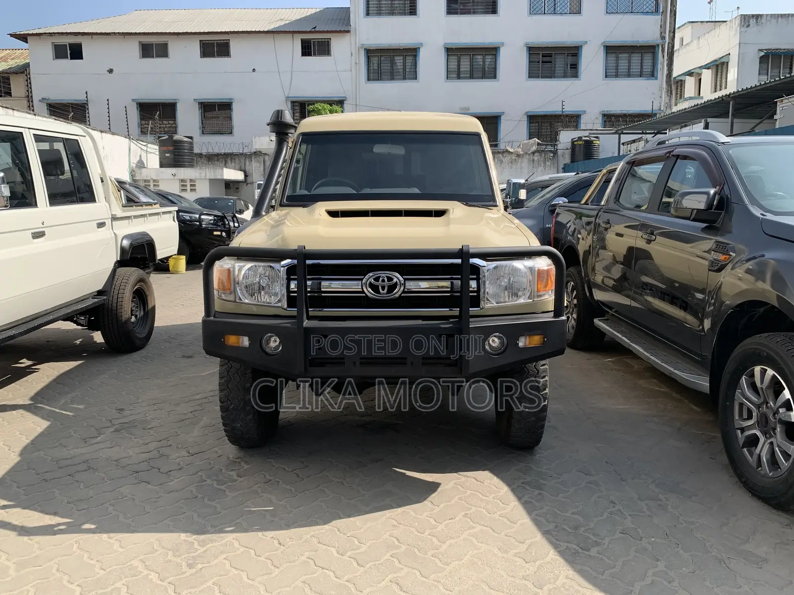 Toyota Land Cruiser 4.6 V8 GX 2016 Yellow