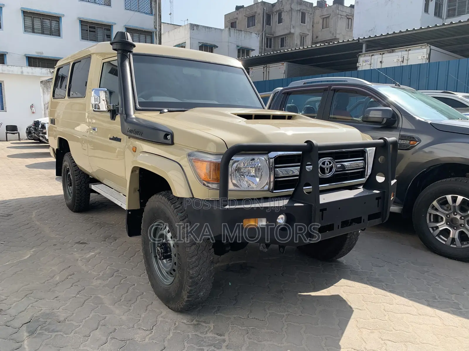Toyota Land Cruiser 4.6 V8 GX 2016 Yellow