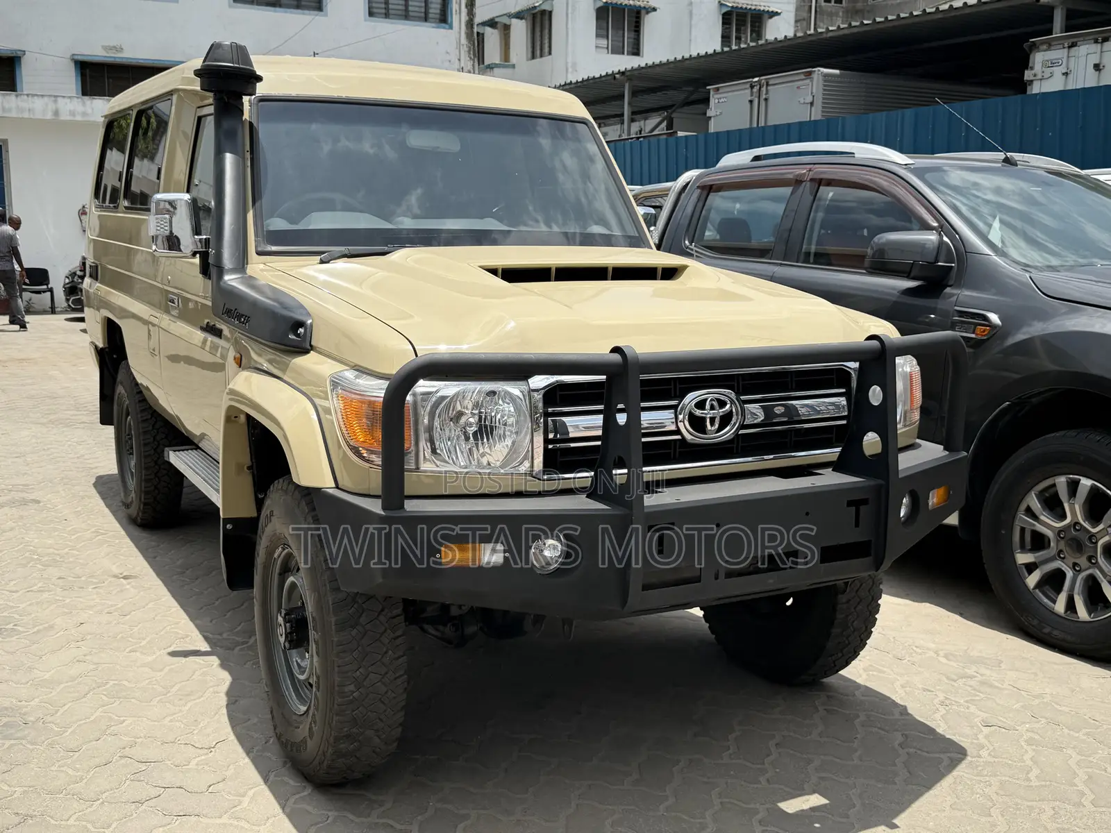 Toyota Land Cruiser 4.6 V8 GX 2018 Beige