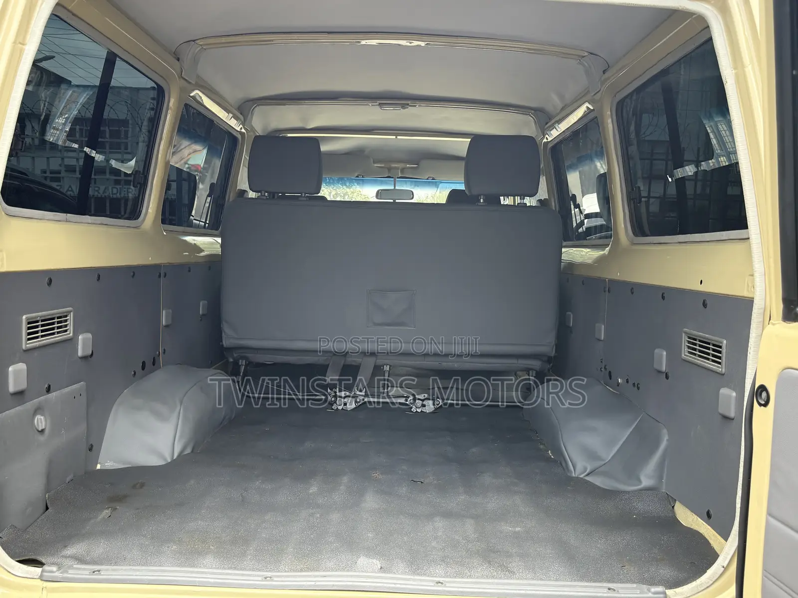Toyota Land Cruiser 4.6 V8 GX 2018 Beige