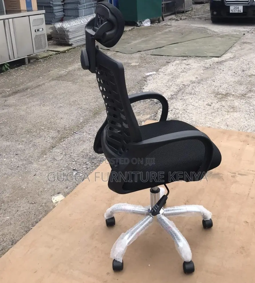 Office Chairs: Simple High Back Swivel Chair With Headrest